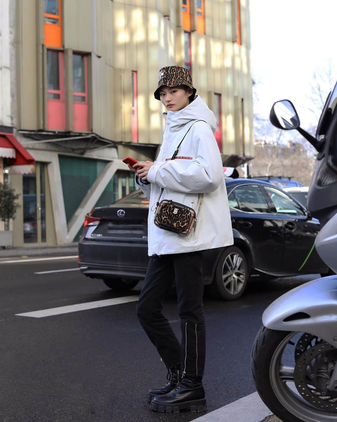 Lee Oliveiraさんのインスタグラム写真 - (Lee OliveiraInstagram)「27th February 2020 Rue de Lyon, Paris @heconghc  . . . . . #paris #streetphotography #modeloffduty #mode #style #streetstyle #fashion #modeloffduty #prada #burberry」9月21日 18時49分 - leeoliveira