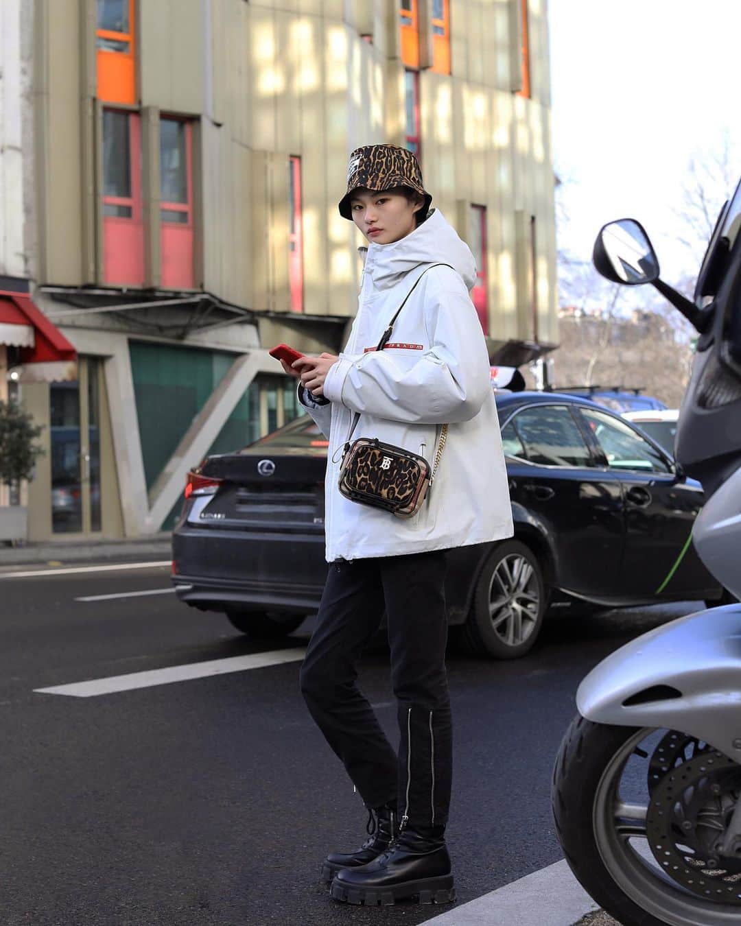 Lee Oliveiraのインスタグラム：「27th February 2020 Rue de Lyon, Paris @heconghc  . . . . . #paris #streetphotography #modeloffduty #mode #style #streetstyle #fashion #modeloffduty #prada #burberry」