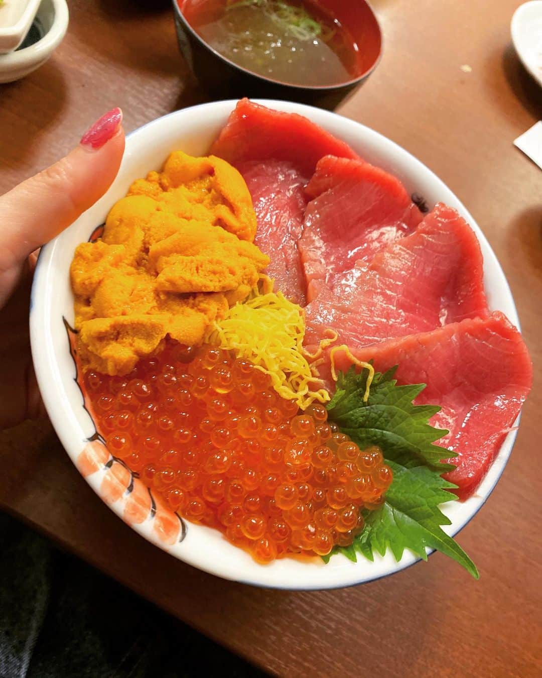 高橋里彩子さんのインスタグラム写真 - (高橋里彩子Instagram)「北海道で食べた幸♥️♥️﻿ ﻿ 載せようと思ってたのに載せるの忘れてた😭🌸🌸﻿ ﻿ ﻿ これ本当に美味しかったぁ🍒﻿ ﻿ なんか最近食べ物ばかり…﻿ ﻿ みんなに食べてる？﻿ って心配されたりとかしてたので﻿ 食べてます（笑）！﻿ ﻿ ﻿ バタバタで食べれないときもあるけど、﻿ 食べるときはガッツリ食べます😋💓💓﻿ ﻿ パワーつけないとね😆⭐♥️﻿ ﻿ ﻿ やっぱりダイエットのときは﻿ 動いたり歩いたりすると食べても﻿ 太りづらい！﻿ ﻿ だから食べ過ぎたら歩いたり調整すれば大丈夫❤️﻿ ﻿ 自分の求めてる体重にするのは﻿ 大変だけど維持に持っていけたら﻿ 気をつければいいから、﻿ ダイエットしてる人は無理はしすぎず、﻿ ストレス溜めずに、﻿ ちょっと思い出したらお腹にちから入れるとか﻿ ドライヤーあてながらスクワットとかの﻿ ちょっとした意識で変わるよ💓💓💓﻿ ﻿ ﻿ 美味しいもの食べるけど、﻿ おんなのこだから気にもします😋💘﻿ ﻿ ﻿ ﻿ ﻿ ﻿ #海の幸 #北海道 #札幌 #札幌旅行 #家族旅行 #フォトジェニック #北海道旅行 #北海道 #travel #trip #札幌観光 #食べ歩き #トラベル #travelpic #travelgram #traveler #hokkaido #札幌観光 #札幌グルメ#海鮮丼 #北のグルメ #北のグルメ亭 #海鮮市場 #北海道グルメ #札幌ランチ #北海道ランチ #いくら #マグロ」9月21日 19時02分 - konkonwanwan