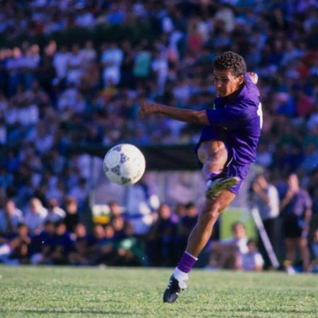 ACFフィオレンティーナさんのインスタグラム写真 - (ACFフィオレンティーナInstagram)「#AccaddeOggi nel 1986: il debutto di Roberto Baggio in Serie A 🙌 #OnThisDay in 1986: Roberto Baggio made his Serie A debut ⚜️  #ForzaViola 💜 #Fiorentina #ACFFiorentina #OTD #RobertoBaggio #Baggio #SerieA」9月21日 18時55分 - acffiorentina