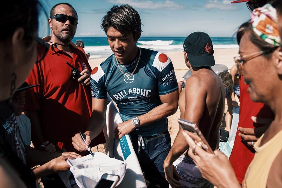 のインスタグラム：「Back to putting a jersey back on this Wednesday in France. Watch it live on @wsl 🌪」