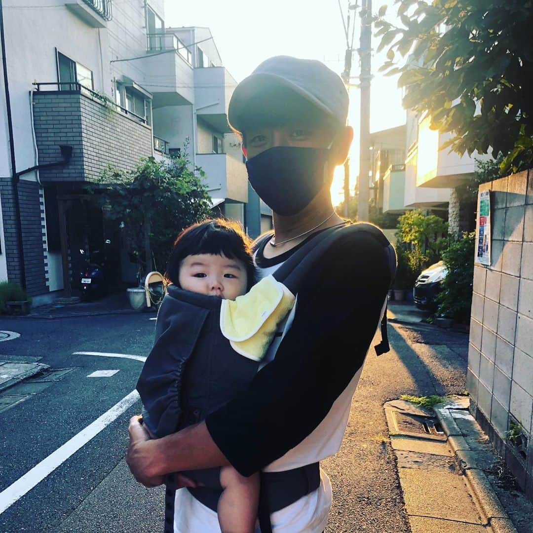黒川忠文さんのインスタグラム写真 - (黒川忠文Instagram)「お爺ちゃんは 孫を抱っこひもで抱えて 約2時間の夕食の買い出しに行ってきました。 娘の時はこんなに抱っこした事なかったです😆」9月21日 19時03分 - kurokawatadafumi