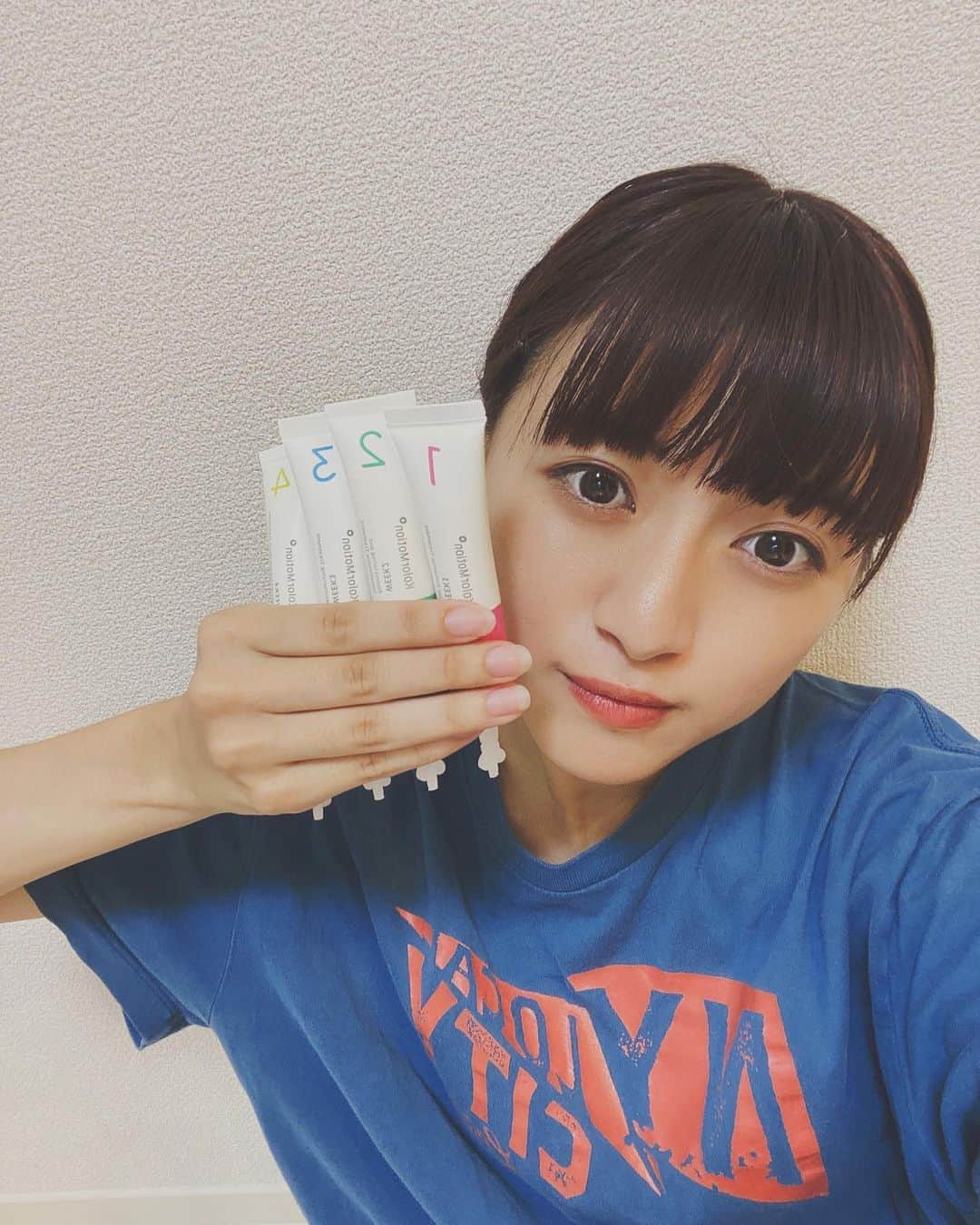 谷口萌衣子のインスタグラム：「. サロンカラー後、順番に失われていく成分を補ってくれる トリートメント🏃🏻‍♀️♡  WELLAのカラーモーション+は 発色→手触り感→潤い感→ツヤを順番に補っていく4weekプログラム。 サロン帰りの髪をキープしてくれる最強ホームケアです、、！🧖🏻‍♀️🧖🏻‍♀️  という事で、今週は1番の「発色キープ」使ってみました◎ 香りも優しくて癒されます、、 来週もたのしみー♡  #カラーモーション #4ウィークプログラム #さあサロンに行こう #イルミナカラー #イルミナ #ウエラプロフェッショナル #NYNY #さあNYNYに行こう #ミスキャンパス立命館」