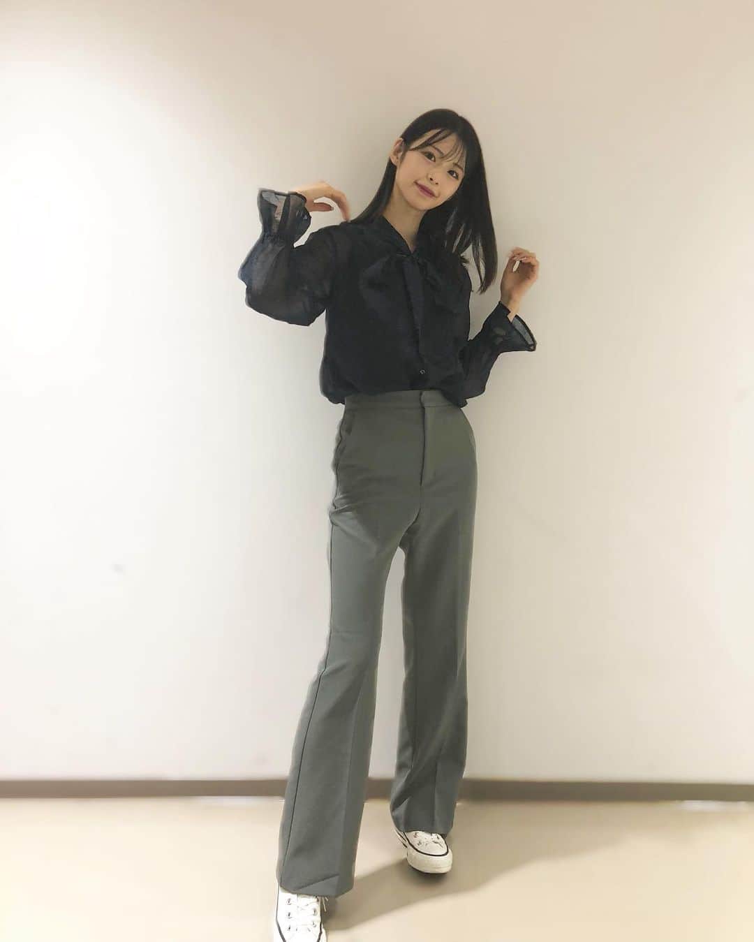 川崎ひかるのインスタグラム：「GUおねいさん🍃 . トップスとパンツどちらもGUです❤︎ 涼しくなってきて嬉しいな❤︎❤︎ . . . #アイドル #われプワ #gu #guコーデ #ジーユー #ジーユーコーデ #ブラウス #リボンブラウス #シースルートップス #シースルーシャツ #スニーカー #スニーカー女子 #コンバース #コンバースコーデ #秋服 #秋服コーデ #秋冬コーデ #秋コーデ #全身コーデ #ootd #ootdfashion #daily #dailylook #오오티디 #오오티디룩 #오오티디패션」