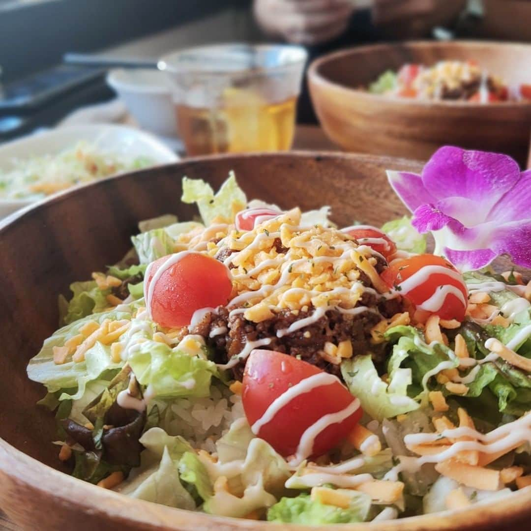 Be.okinawaさんのインスタグラム写真 - (Be.okinawaInstagram)「Taco Rice, a combination of “tacos” and “rice”, is truly Okinawa’s soul food. This local beloved dish comes from the idea of “prepare easily and get full affordably”. The inventor of Taco Rice must have carefully thought things out. It has gained popularity continuously and is now served even for school lunch and loved by all generations.  Recently, more creative Taco Rice is served in addition to standard toppings of ground meat, diced tomatoes, lettuce and cheese. You can definitely find one of your preferred servings. We hope you try and taste it when the time comes.  Hold on a little bit longer until the day we can welcome you! Experience the charm of Okinawa at home for now! #okinawaathome #staysafe  Tag your own photos from your past memories in Okinawa with #visitokinawa / #beokinawa to give us permission to repost!  #タコライス #Tacorice #delicious #먹방 #food #美食 #beautifulfood #foodphotography  #japan #travelgram #instatravel #okinawa #doyoutravel #japan_of_insta #passportready #japantrip #traveldestination #okinawajapan #okinawatrip #沖縄 #沖繩 #오키나와 #旅行 #여행 #打卡 #여행스타그램」9月21日 19時00分 - visitokinawajapan