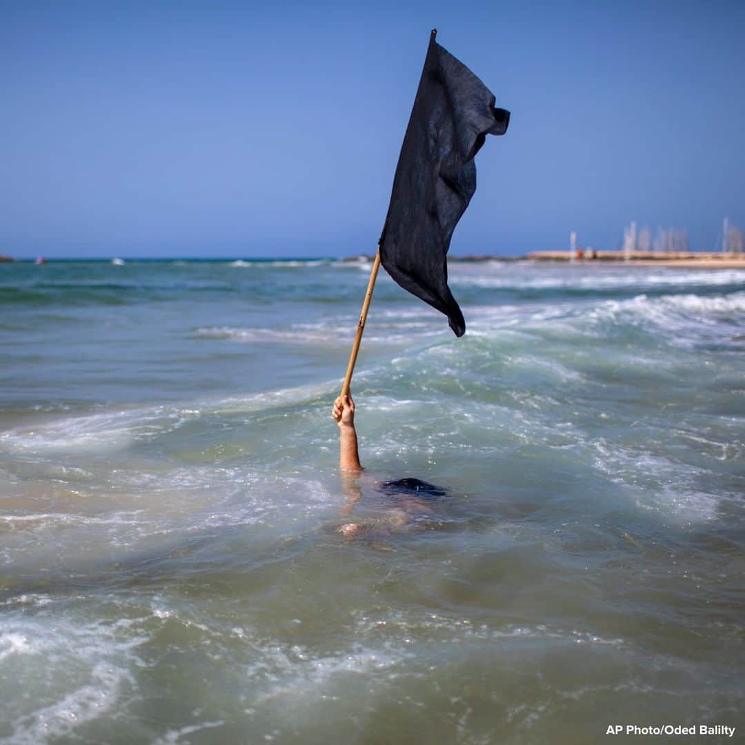 ABC Newsさんのインスタグラム写真 - (ABC NewsInstagram)「Man waves a black flag in the water during a protest against government's decision to close beaches during the three-week nationwide lockdown due to the coronavirus pandemic, in Tel Aviv, Israel. #protest #israel #coronavirus」9月21日 19時11分 - abcnews
