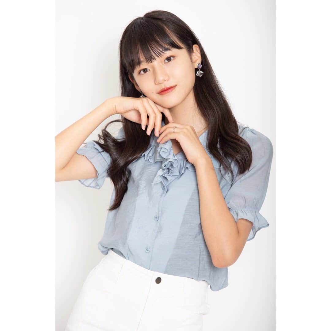 のインスタグラム：「🧊 ・ 寒色にハマってます＾＾ ・ ・ この服でオレンジブラウンメイクは 失敗だったな… ・ ・ 今ピンクラテ毎日配信中なので ぜひ観てください〜 ・ ・ #オレンジブラウンメイク  #花田姫佳」
