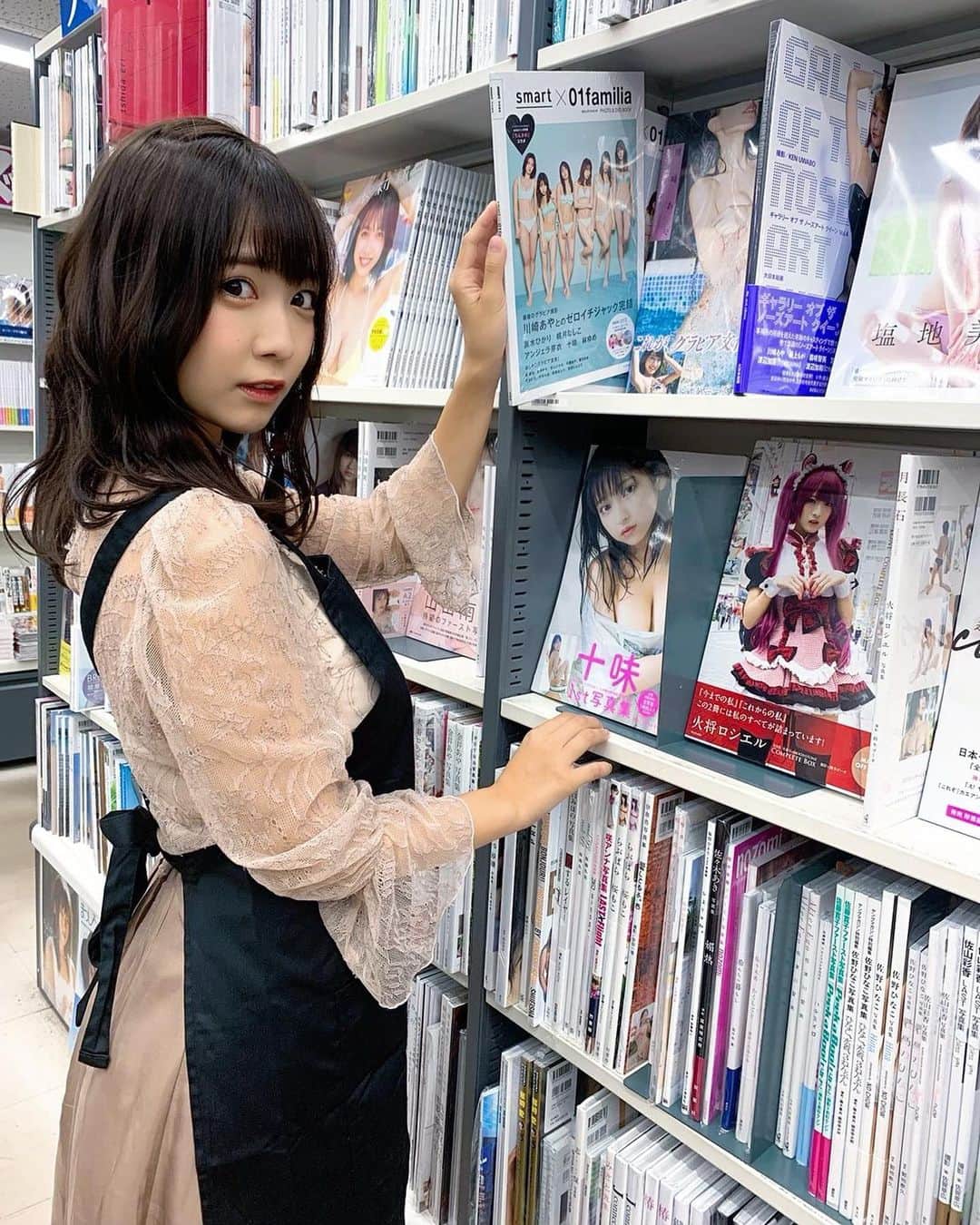 天羽希純のインスタグラム：「いらっしゃいま……あれ、今日も来て下さったんですね✨  #アルバイト #本屋さん #店員 #私服 #秋コーデ #ヘアアレンジ #ヘアカラー #シースルートップス #透け #snidel #書泉ブックタワー #グラビア #gravure #モデル #japanesegirl #可愛い女の子 #撮影会」
