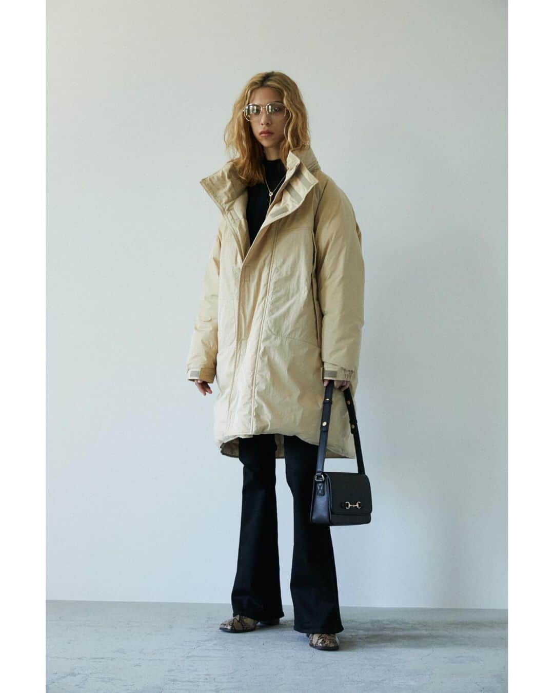 のインスタグラム：「MOUSSY 2020 OUTER LOOK BOOK SHEL'TTER WEBSTOREにて先行予約販売受付中。 -------------------------------------------------------- ・DOWN FILL MONSTER PARKA(010DAW30-7130) マットな表面感のナイロン素材を使用したモンスターパーカー。 見頃と袖裏にはダウン/フェザーを使用しているので、軽くて暖かいアイテム。 胸元のポケットは手がすっぽりと入る大きさにデザインしており、裏生地にはフリース生地を採用。 サイズ感もゆったりとしているので、ニットの時期も着回しやすく、防寒も叶う一着。 全国のMOUSSY店舗では12月上旬頃より発売予定。 -------------------------------------------------------- Other items ・PUFF SHOULDER KNIT TOP(010DAW70-6150) ・SQUARE TOE SHORT BOOTS(010DAW52-6000) ・BIT SHOULDER BAG(010DAG51-6050) ・AVIATOR EYEWEAR(010DAG53-5490) ・DOUBLE CHAIN NECKLACE(010DAW50-6780) ㅤㅤㅤㅤㅤㅤㅤㅤㅤㅤㅤㅤㅤ #MOUSSY #MOUSSYJEANS」