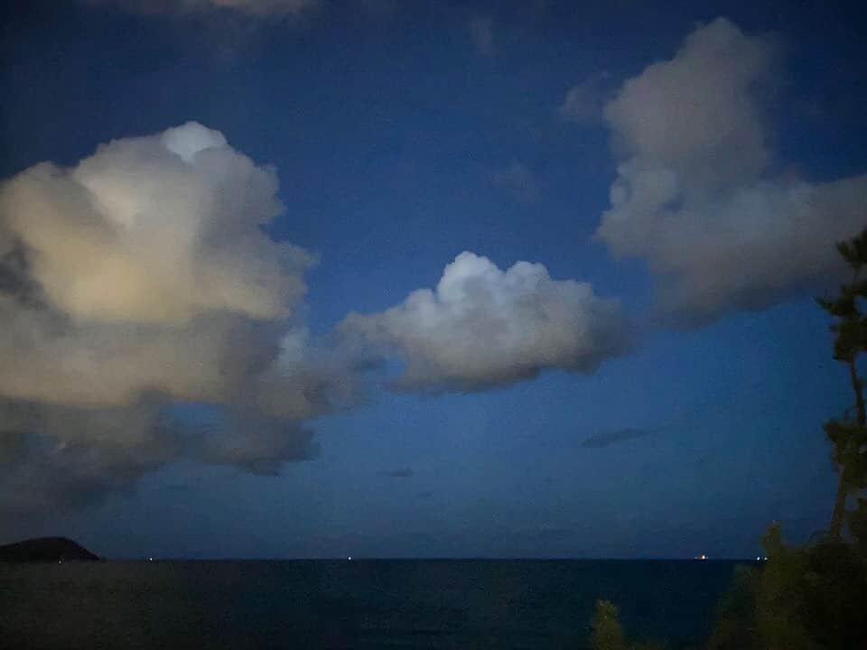 キョン・ミリのインスタグラム：「해는 숨었는데 밤바다의 하늘은 아직도 파랗네☺️  Photo by #주석스님」