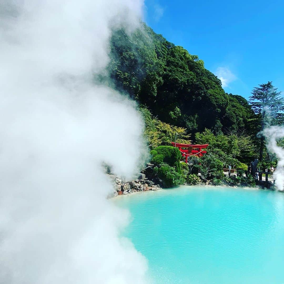 清川あさみさんのインスタグラム写真 - (清川あさみInstagram)「ご縁あり地獄めぐり♨️ いろんな地獄、血の池、好きでした👹  Beppu has 8 hells of hot springs, in which one of them is the Blood Pool Hell. Having existed for more for 1,300 years, it is Japan's most ancient natural hell.  #関西から近い　 #血獄巡り#amazingplaces #japan #♨️#japan #nature #red」9月21日 19時09分 - asami_kiyokawa