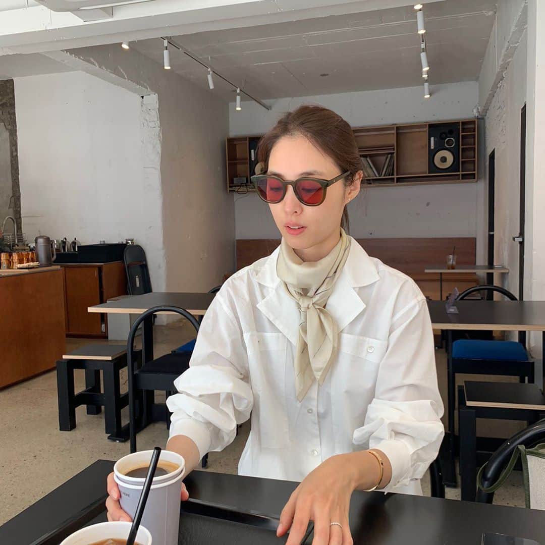 イ・ヨニのインスタグラム：「새로운 한주 시작이네요~. 편안한밤보내세요😌」
