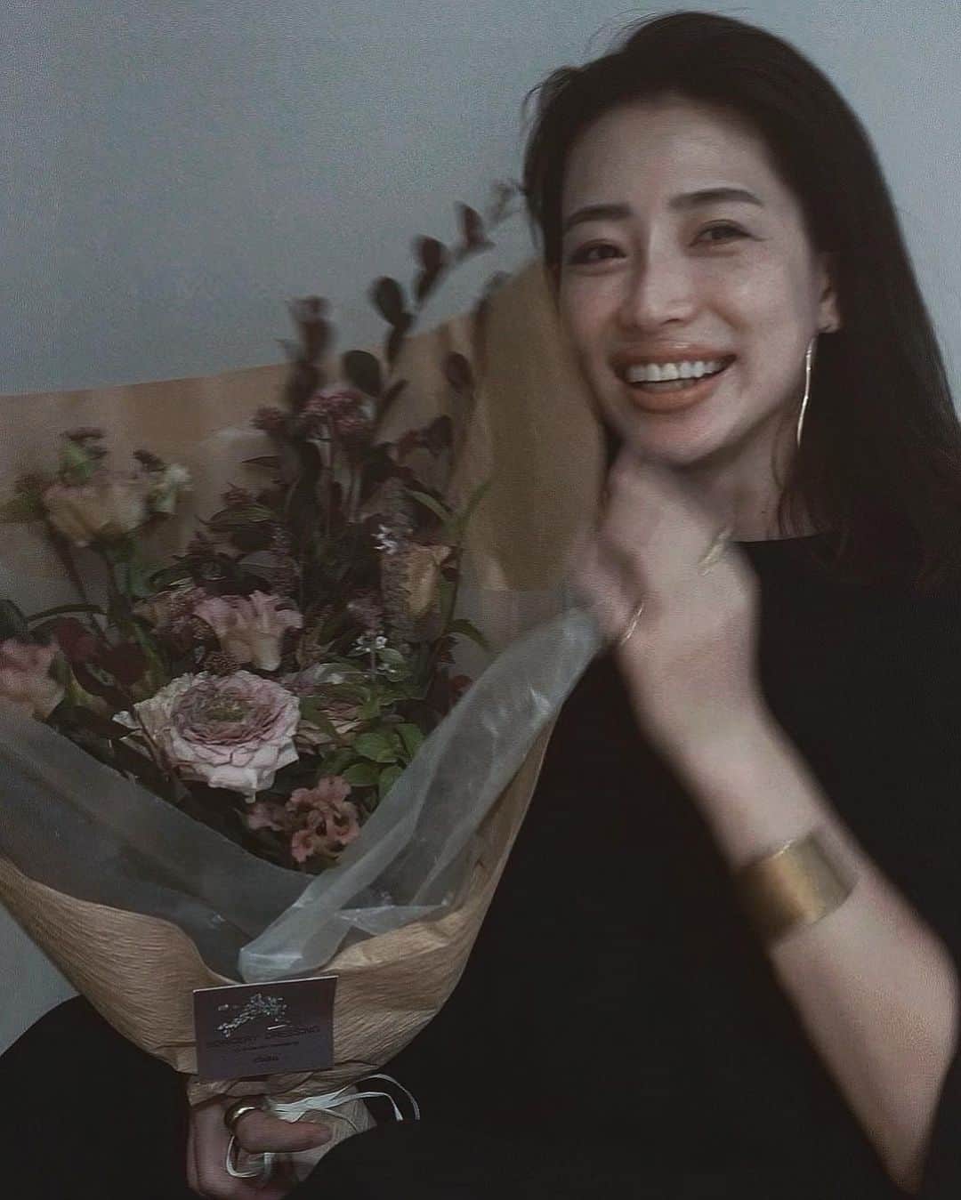 JUNNAのインスタグラム：「シックで秋っぽいカラーのステキなお花とお食事  ぴろちゃん、あっこ　 いつも　#ありがとう 😘」