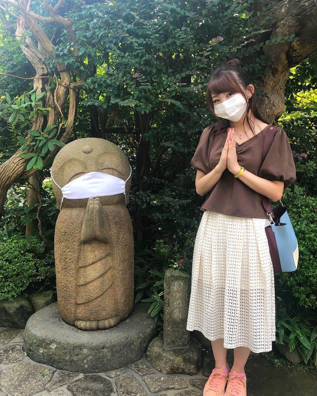 尻無浜冴美のインスタグラム：「長谷寺のお地蔵さまがかわいくって癒された☺️💖 マスクしてました！ コロナに負けないぞ٩( 'ω' )و  #鎌倉 #長谷寺 #和み地蔵 #良縁地蔵  #kamakura #鎌倉観光」