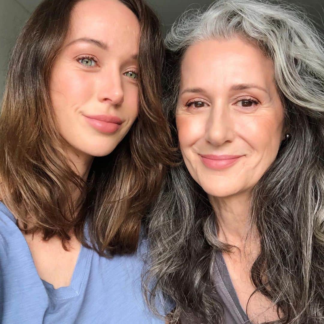 エミリー・スコットのインスタグラム：「Happy birthday Mum 🎉🥂 x @katewylie60 ❤️❤️」