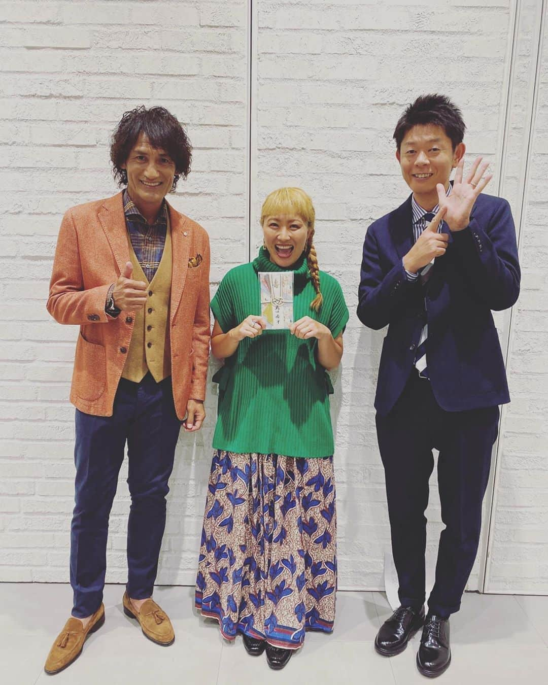 丸山桂里奈さんのインスタグラム写真 - (丸山桂里奈Instagram)「島田さん、お祝いをありがとうございました😊 同じ事務所ではありますが、よく二人でロケに行き本当にたくさんたくさんフォローしていただき最高の先輩です🤭🤭🤭😍  引き続き、よろしくお願い致します😄  #お祝い #ホリプロ #島田秀平さん #手相の人間 #ありがとうございました #そしていつもありがとうございます #手相の可能性 #シワ #いい意味で #インスタバエ」9月21日 19時28分 - karinamaruyama