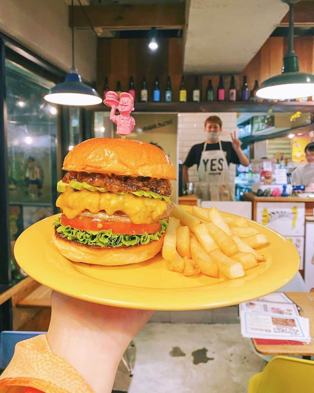 永原真夏さんのインスタグラム写真 - (永原真夏Instagram)「かわいい後輩がつくったハンバーガーはひとしおおいしい」9月21日 19時24分 - suika1ban