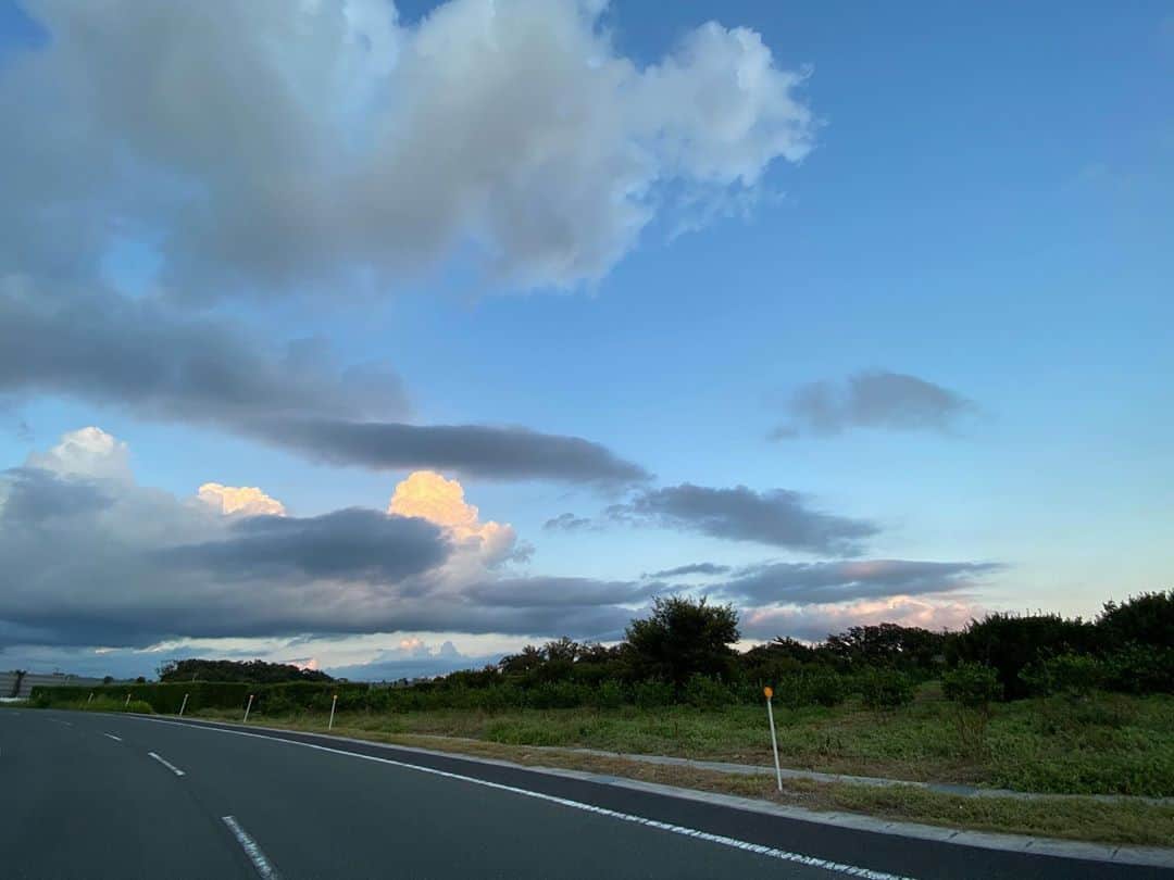 熊谷真実さんのインスタグラム写真 - (熊谷真実Instagram)「空ばかり見ている。浜北のファーマーズマーケットに来たが遅すぎた。 でも空が綺麗だからそれだけで得した。 #浜松#熊谷真実#浜松ファーマーズマーケット#空が好き#空が綺麗」9月21日 19時26分 - mami_kumagai310