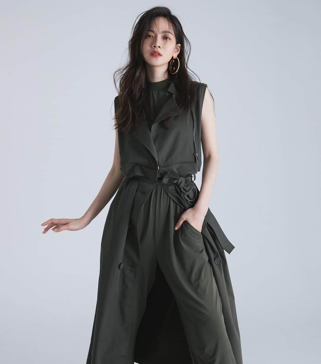 Vogue Taiwan Officialさんのインスタグラム写真 - (Vogue Taiwan OfficialInstagram)「#VogueFashionNow 喬喬 @chiaochiaotzeng 又有新身分了！近期全方位發展的她以「#穿搭是種自我介紹」絕美演繹 @maxandco 2020秋冬大片。﻿ ﻿ 喬喬曾於節目中說：「如果你是綠葉植物，不用把自己勉強裝成一朵花」。歷經多次低潮轉型的她，在探索自我的人生過程中，選擇接受及擁抱真實的自己，相較於花朵的芬芳艷麗，她更偏愛綠葉的細膩與強韌，即使不爭不搶卻也安穩而堅定的存在。﻿ ﻿  MAX&Co. 2020秋冬持續從大自然汲取靈感，本季以浩瀚天際為設計主軸：清新的湛藍白晝、浪漫的漸層晚霞及靜謐的深藍夜空，成為設計師巧手下的斑斕色彩；搭配70年代鮮明的風格雛形，將女性魅力賦予絕佳詮釋。﻿ ﻿ ﻿ 🖋#itstifflu」9月21日 19時29分 - voguetaiwan