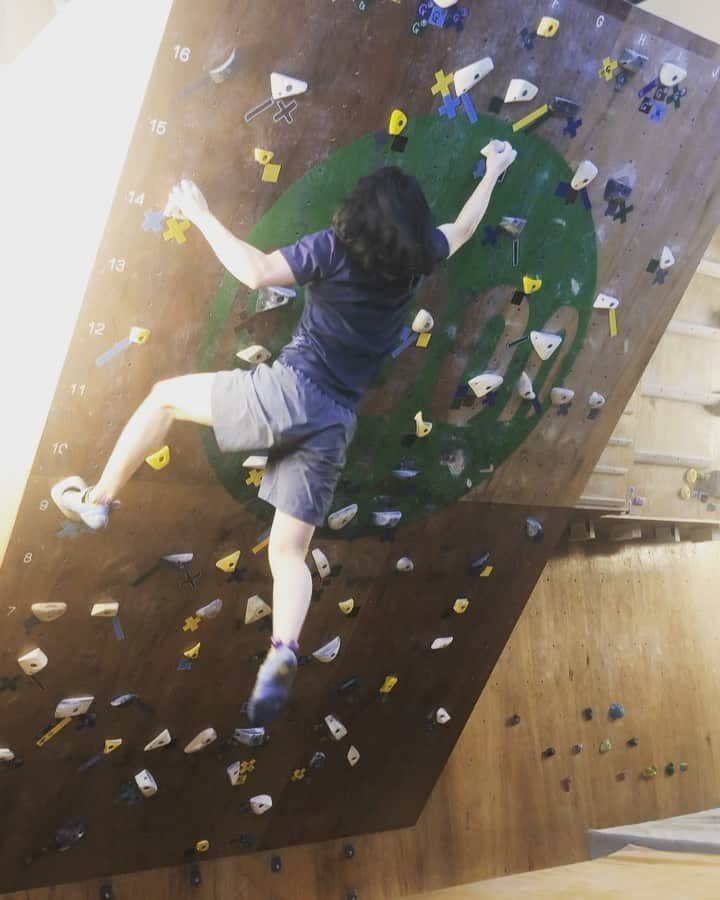 北脇順子のインスタグラム：「Moon board v6🧗‍♀️ @climbingjam2   Credit by @rihe128  最後の追い込みで、いつものムーンボード！😚 #jam2 #climbing#bouldering #moonboard#4armstrong」