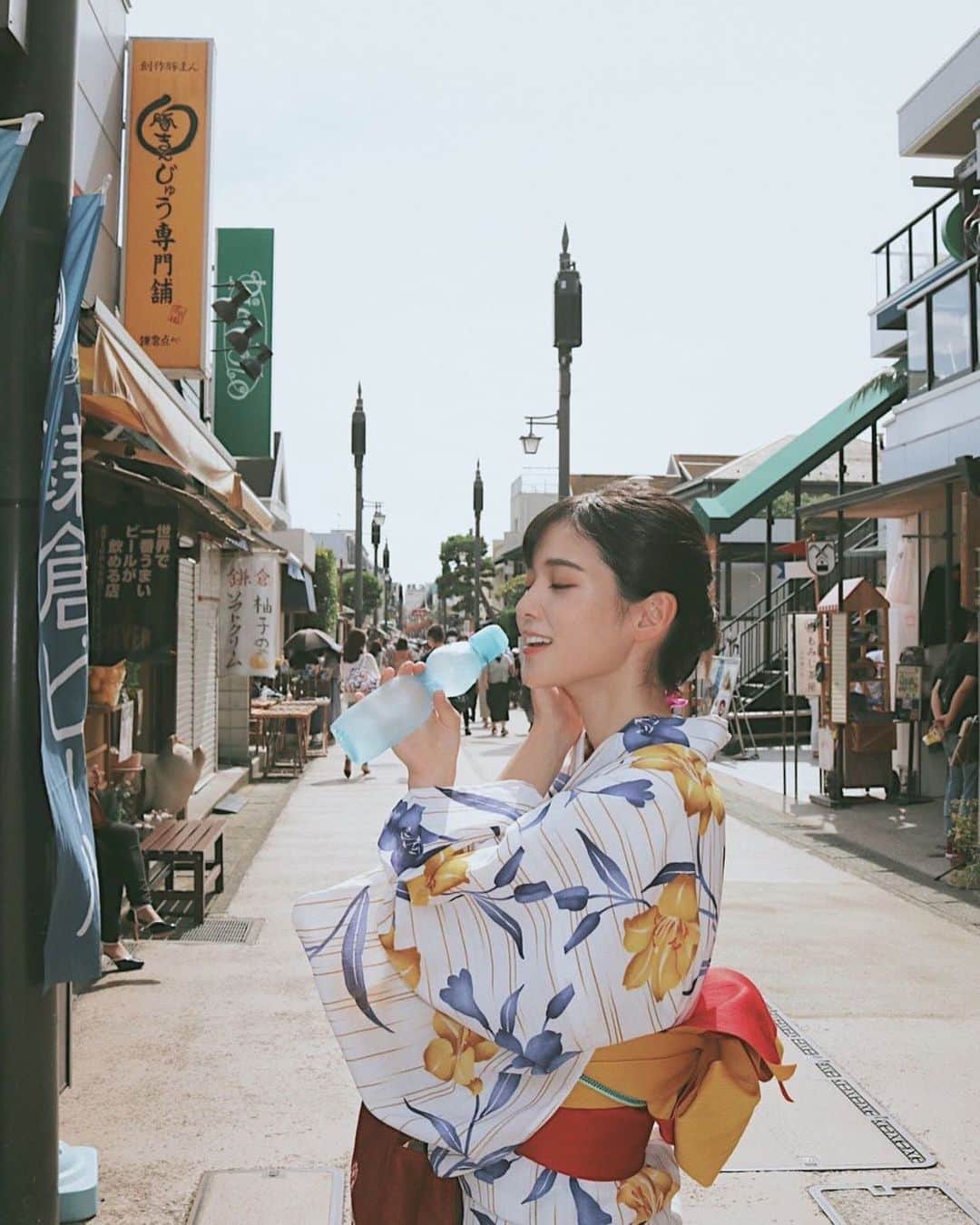 中原みなみのインスタグラム：「. 鎌倉と浴衣とラムネ🏮  だんだんと涼しくなってきましたね。 先日は写真の上手な友人(@your_alltag )と鎌倉散策をしてきました😌2人で夏も終わりだなぁとしみじみ💭  #鎌倉#鎌倉散策#鎌倉さんぽ#浴衣#浴衣女子 #ラムネ#小町通り#ミスコン#ミス慶應#ミス慶應sfc #Instagram#instagood #instalike #illustrator」