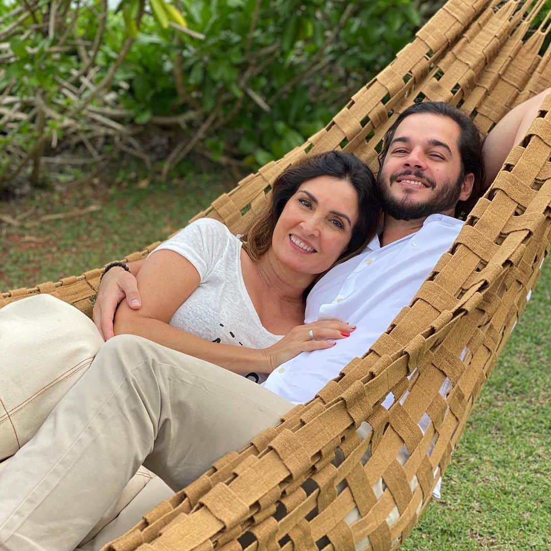 ファチマ・ベルナルデスのインスタグラム：「Parece até que a gente combinou a cor da roupa com a da rede, mas foi tudo por acaso.  Na nossa vida muita coisa é assim: muita sintonia sem precisar de muito planejamento.. Que o fim de semana de vocês tenha sido de paz e perto de quem vcs amam. Boa semana a todos. #cadaminutoimporta」