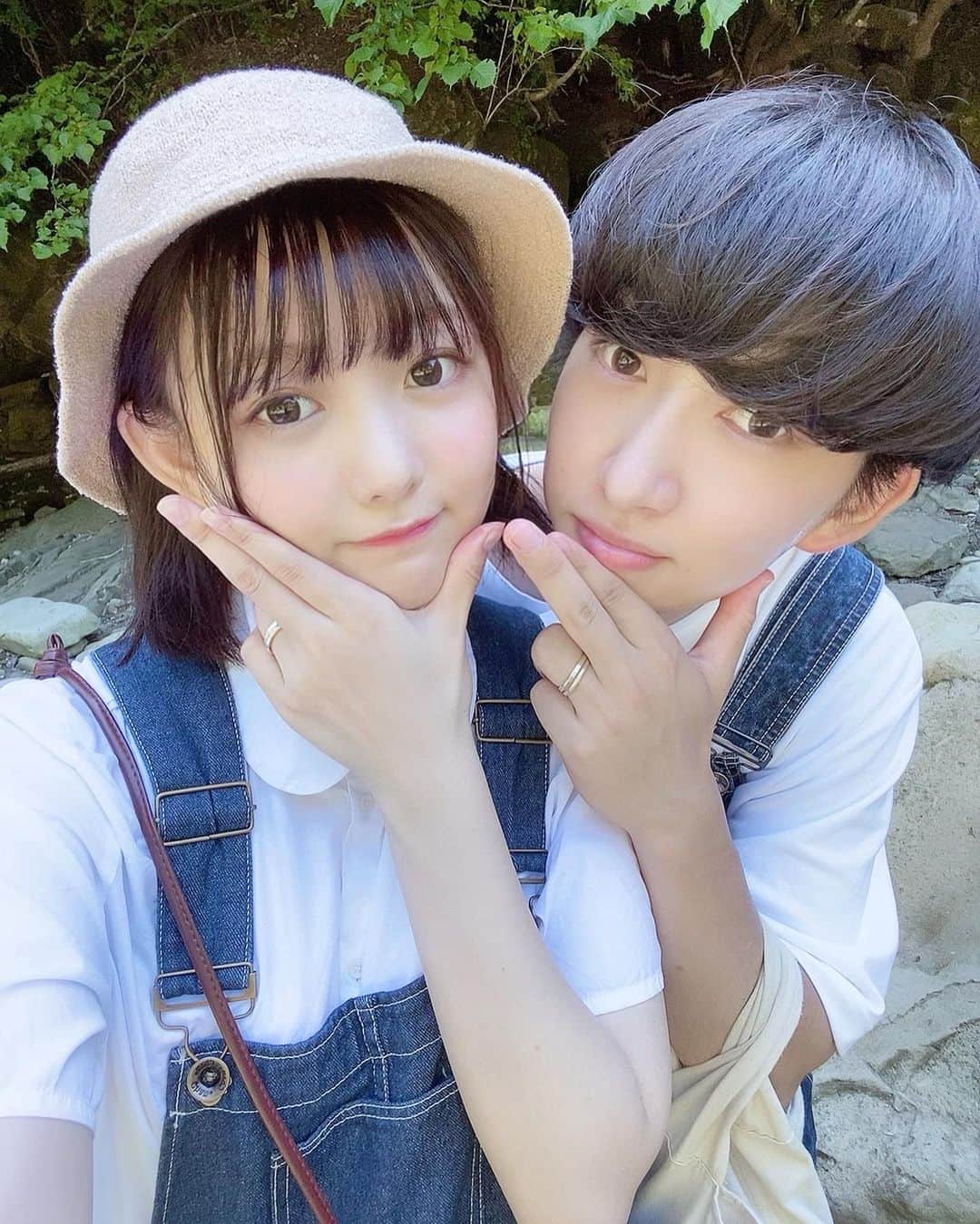 みさねのインスタグラム：「久々にこじみさで写真撮った〜🥺❣️ いつもずっと一緒におるけん逆に撮ってなかった笑 ㅤ こじくんの誕生日に千葉ドライブしたよ🚗 ㅤ もうすぐ2年ということで鎌倉の @glantainsta で２本目のペアリングも作った💍今年は自分で作るオリジナルリング👏🏻 ㅤ ハンドメイドバングルとか左手のハンドメイドリングもおそろっち❣️ ㅤ ブラウス → chambre de charme オーバーオール → cham. ㅤ #カップル #カップルフォト #カップルコーデ #おそろコーデ #ペアルック #シミラールック #デート #養老渓谷 #glanta_kichijoji #glanta_kamakura #glanta_kyoto #pr #glanta #鎌倉 #グレンタ #マイリング #ペアリング #アクセサリー #ハンドメイドアクセサリー」