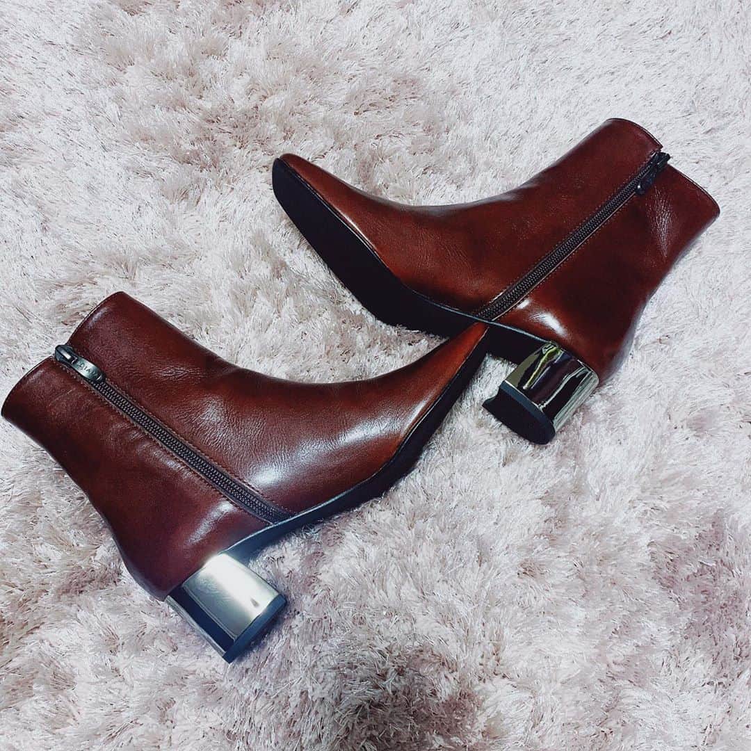 東美希のインスタグラム：「👢👢👢 秋のトキメキ🍂🍂💘 . . . #diana #dianashoes #一目惚れ #ブーツ #着画おたのしみに #トリュフカラー #ショートブーツ #秋靴 #履きやすさ抜群」