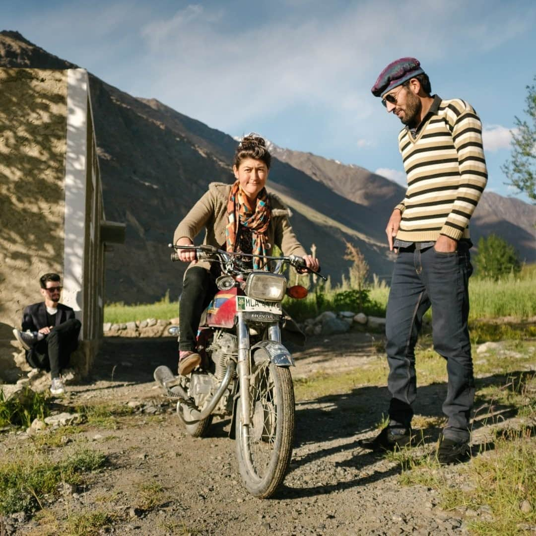 ナショナルジオグラフィックさんのインスタグラム写真 - (ナショナルジオグラフィックInstagram)「Photo by Matthieu Paley @paleyphoto / In a village deep in the Pakistan’s Karakoram mountains, a young woman tries her cousin’s motorcycle. She aspires to ride so she can easily visit her relatives; it would also allow her to reach a town with a better internet connection, a three-hour journey. In 2017 I traveled with my family across this magnificent region, trekking and visiting friends. For more cultural encounters, please visit @paleyphoto #karakoram #mountainculture #mountainworld #Wakhan」9月21日 19時38分 - natgeo