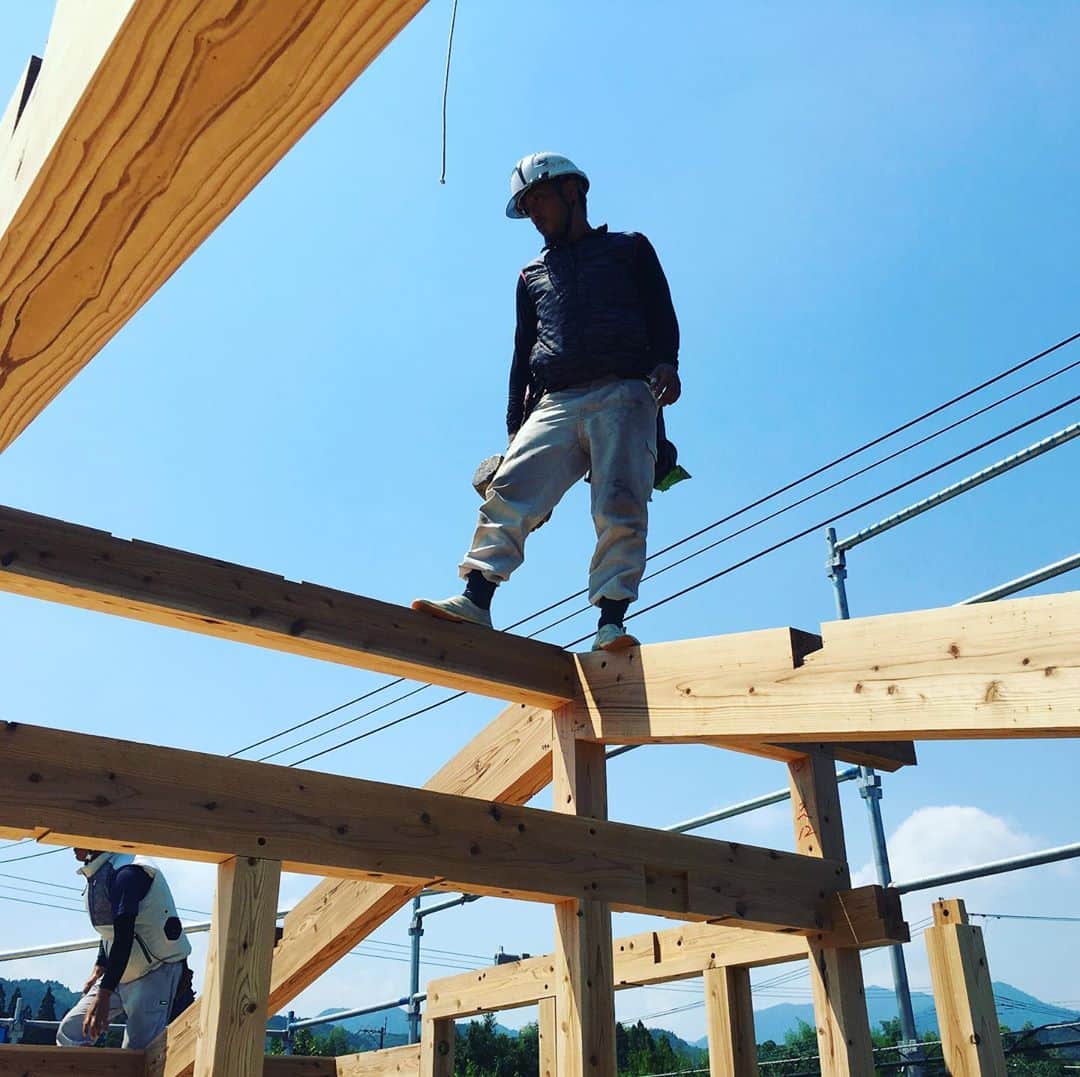 日大建築のインスタグラム：「高所作業の大工さん #日大建築#カリフォルニアスタイル #サーファーズハウス新築#注文住宅#宮崎市#モダン#オシャレ#ビーチ#海#surf #ハワイ#アメリカン#大工#建築#設計#ウッドスタイル#中古住宅#リフォーム#リノベーション#カバードポーチ#ウッドデッキ#ヘリンボーン#マイホーム#家造り」
