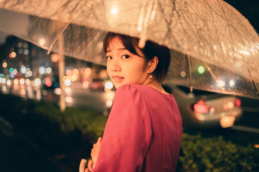田村華子のインスタグラム：「. 雨の日に撮影していただきました  水滴や傘でぼやけて味のある写真に…☂️」