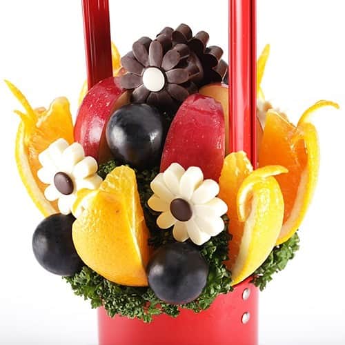 Fruit-bouquets.comのインスタグラム：「【XSサイズのフルーツブーケ】 Daisy(デイジー) . 秋の代表的なフルーツである巨峰やリンゴ、オレンジをアレンジメントした、 旬が詰まったフルーツブーケ💐 . デイジーのお花はフランス産高級チョコレートと ドライアップルを組み合わせており、 フルーツとチョコレートの味わいを 楽しむことができます🌼 . #フルーツブーケ #プレジール #フルーツ #花束  #西千葉 #フルーツケーキ #果物 #手土産 #サプライズケーキ #お祝い #記念日 #贈り物  #パーティー #フルーツギフト #果物大好き  #サプライズプレゼント #パーティーギフト  #インスタ映え #インスタ映えスイーツ  #スイーツ #ギフト #おうち時間 #巨峰 #フルーツブーケ #プレジール #フルーツ #花束  #西千葉 #フルーツケーキ #果物 #手土産 #サプライズケーキ #お祝い #記念日 #贈り物  #パーティー #フルーツギフト #果物大好き  #サプライズプレゼント #パーティーギフト  #インスタ映え #インスタ映えスイーツ  #スイーツ #ギフト #おうち時間 #巨峰  #インスタ映えケーキ #サプライズ  #スイーツ #サプライズギフト #プレゼント  #フォトジェニック #ホームパーティー  #インスタ映えケーキ #サプライズ  #スイーツ #サプライズギフト #プレゼント  #フォトジェニック #ホームパーティー」