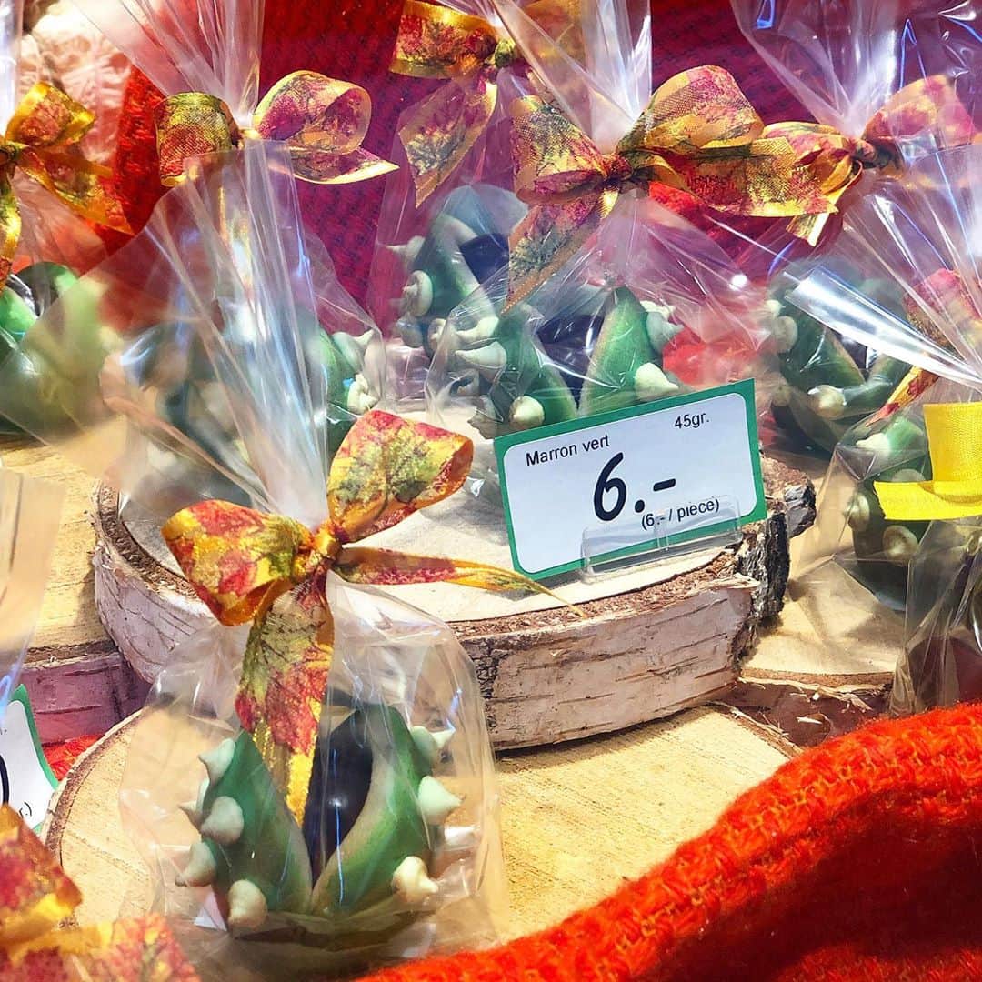 市川歩美のインスタグラム：「ジュネーブ（スイス）🇨🇭の秋。チョコレートショップは、キノコや栗モチーフのチョコレートがいっぱいです🍁  チョコレートショップのショーウインドーでシーズンを感じるのは、ヨーロッパならでは🍄私にとって、すごく楽しいことです🌰😊  （去年のちょうど今頃撮影）  #ilovechocolate  #chocolat #chocolatelovers  #chocolate #チョコレート #チョコレート大好き #チョコレート好き #ショコラ #チョコレート好きと繋がりたい #チョコレートケーキ #カカオ #cacao #chocolatebonbons #bonbonchocolat #ジュネーブ #Genève#スイスチョコレート #秋チョコ」
