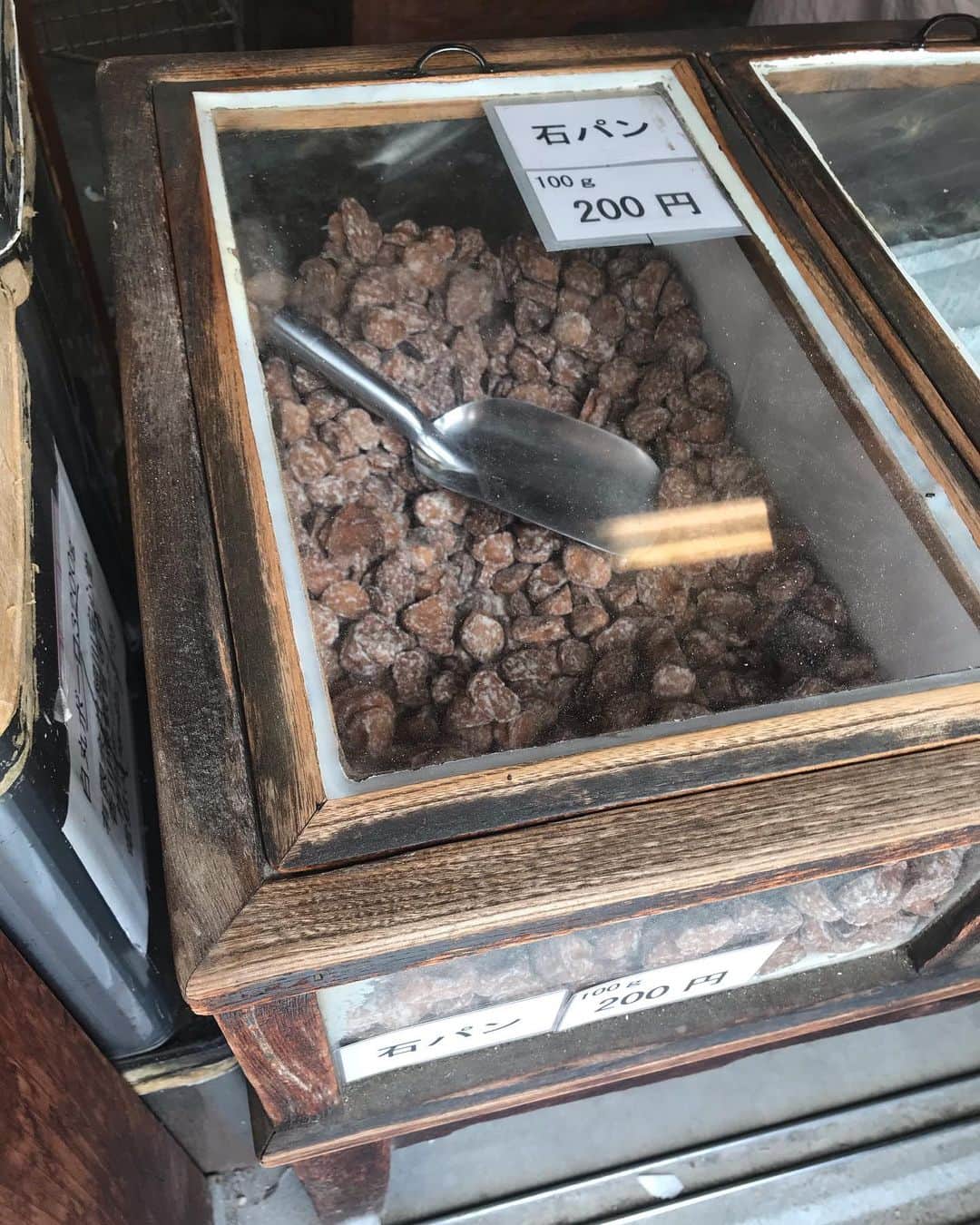 梶剛のインスタグラム：「お彼岸なので、墓参りしてからの、 熊岡菓子店の『カタパン』やぁ！ もう石かじってる方が柔らかいかもやで٩( ᐛ )و  ‪#香川県‬ ‪#熊岡菓子店‬」