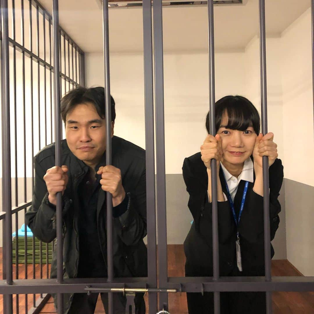 ペ・ドゥナのインスタグラム：「#킹덤 의 기억을 떠올리며 또다른 쇠창살 안에서 한컷 with @sakbae  (극중 설정과 무관합니다)」