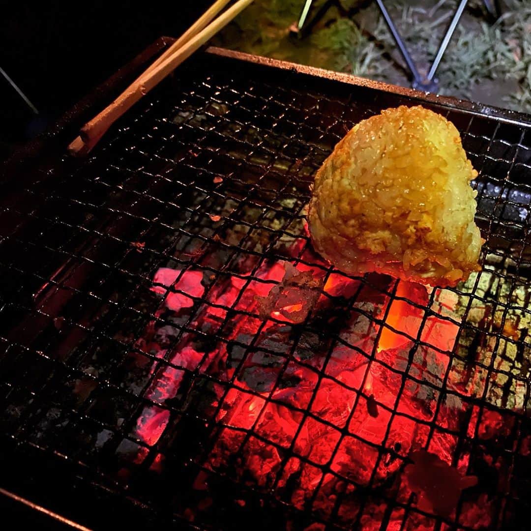 高橋文樹のインスタグラム：「米2/3、鯛1/3の完璧な焼きおにぎりを作っています。」