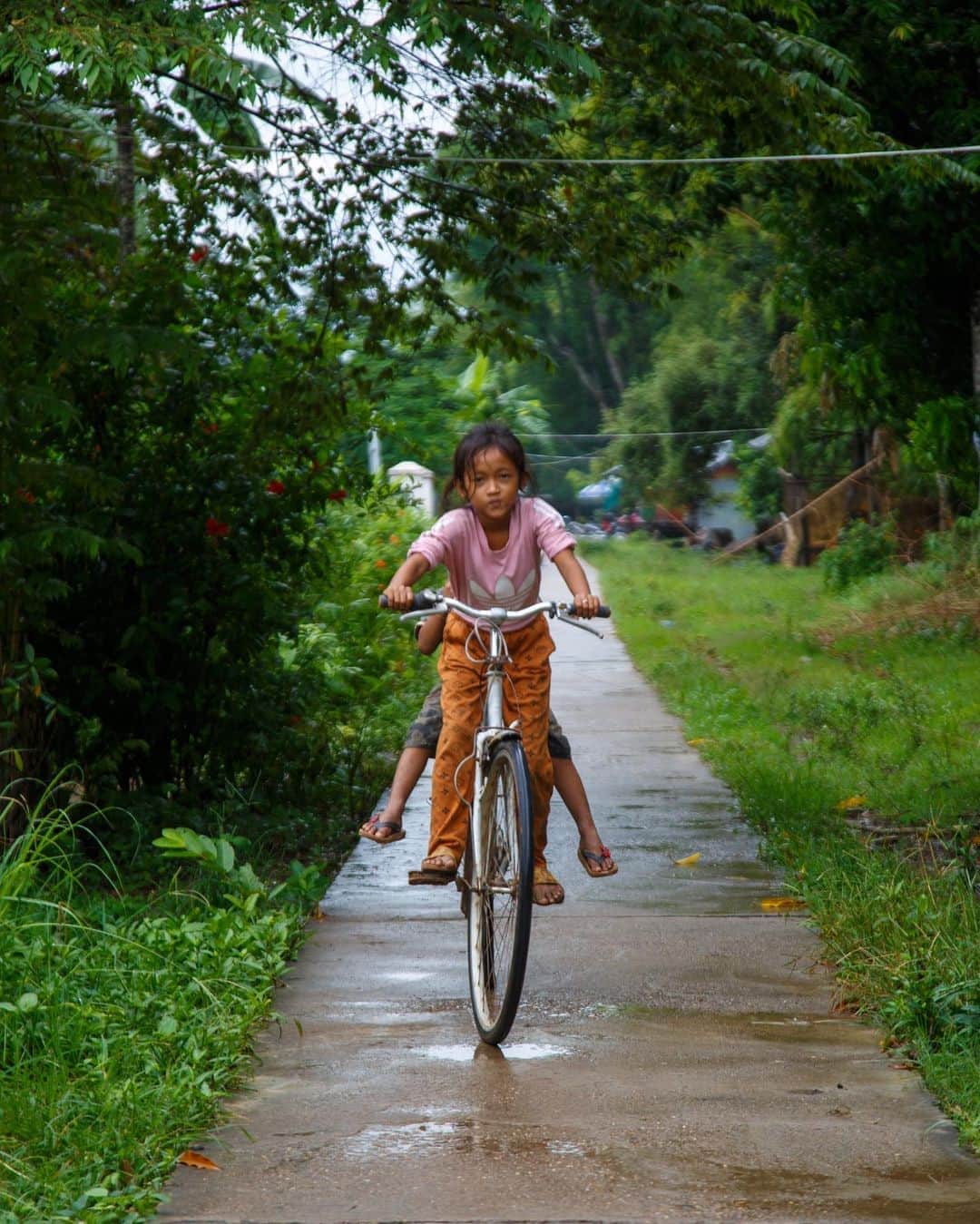 Shunsuke Miyatakeのインスタグラム：「Sisters cycling after the rain, Kratie, Cambodia」