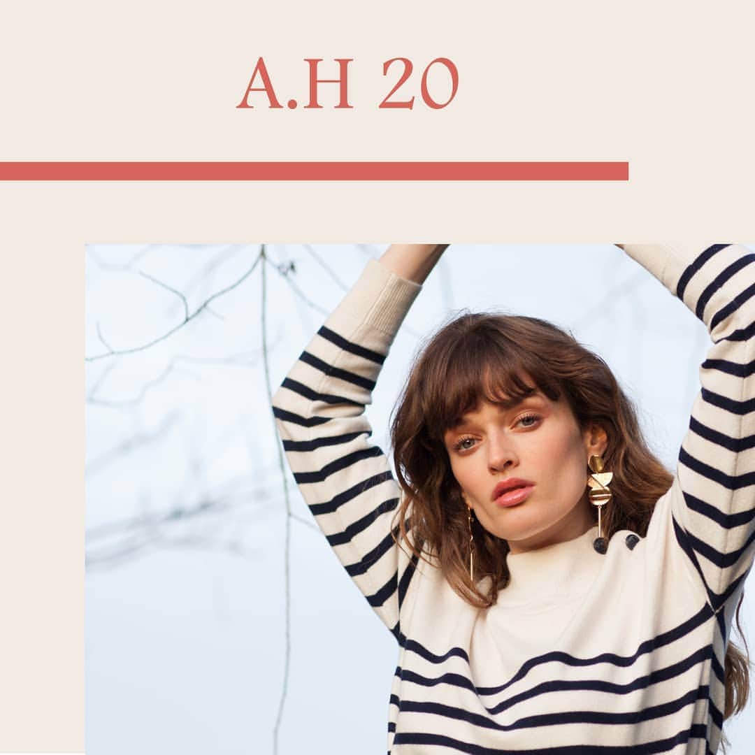 ベンシモンのインスタグラム：「Emire ⚓  ​Parce qu'on a tous besoin d'un petit pull marinière dans notre dressing... 💙 Notre pull intemporel Emire en 100% laine a été pensé pour vous suivre au fil des années et se glisser sur vos jupes et jeans bruts à volonté ✨🐑 ​🇬🇧 Emire ⚓  Because we all need a little sailor's jumper in our dressing room... 💙 Our little timeless Emire jumper in 100% wool has been designed to follow you over the years and slip on your raw jeans at will 🤍🐑 ✨ Merci @bijoux_medecine_douce pour ces sublimes boucles d’oreilles !  ​#bensimon #collection #mode #wool」