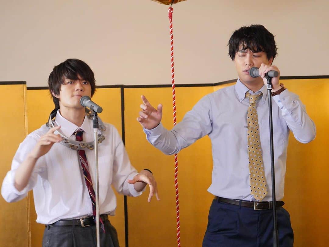 俺たちはあぶなくない（俺あぶ）ドラマ公式のインスタグラム：「#俺あぶ 第２話 9/24放送スタート🚓 「署長の誕生会を成功させよ！」  高野心と世中渡は署長の江良宗一の誕生会の幹事という大役を任されていた。署長の誕生日会を華麗に盛り上げれば、高野は大量の出世ポイントを、そして世中は転職に繋がるでかいコネを掴むことが出来る。もはや捜査どころではない２人は宇和佐好江から署長の情報をもらい、店選びに真剣になっていた。 高野と世中がサボっていることを勘ぐる巡査部長の月賀梨男は、あえてトラブルが多い地域に聞き込みに行くよう提案。それを逆手にとった２人は、聞き込みをしながら店選びを開始。そう、今どきのコスパの良い刑事は聞き込み捜査と店探しを同時にこなすのだ！しかし店探しの最中、世中は偶然あることを聞いてしまい・・・・!?  #鈴木伸之 #佐野勇斗 #矢野聖人 #猪野広樹 #三吉彩花  #ドラマ特区 #俺たちはあぶなくない」