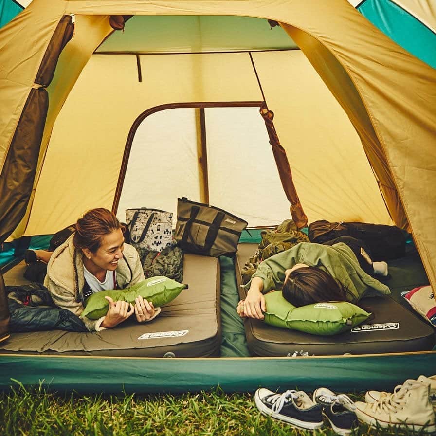 Coleman Japanのインスタグラム：「＼まるでベッドのような快適さ🛌／  厚さ10cmの自動膨張式マットレス「キャンパーインフレーターマットハイピーク」で、キャンプで快適な寝心地を手に入れよう🙌 ・ ・ ・ #灯そうColeman #灯そうコールマン #灯そう #Coleman #コールマン #Camp #キャンプ #Outdoor #アウトドア #Tent #テント #Camp #キャンプ #Outdoor #アウトドア #キャンパーインフレーターマットハイピーク」