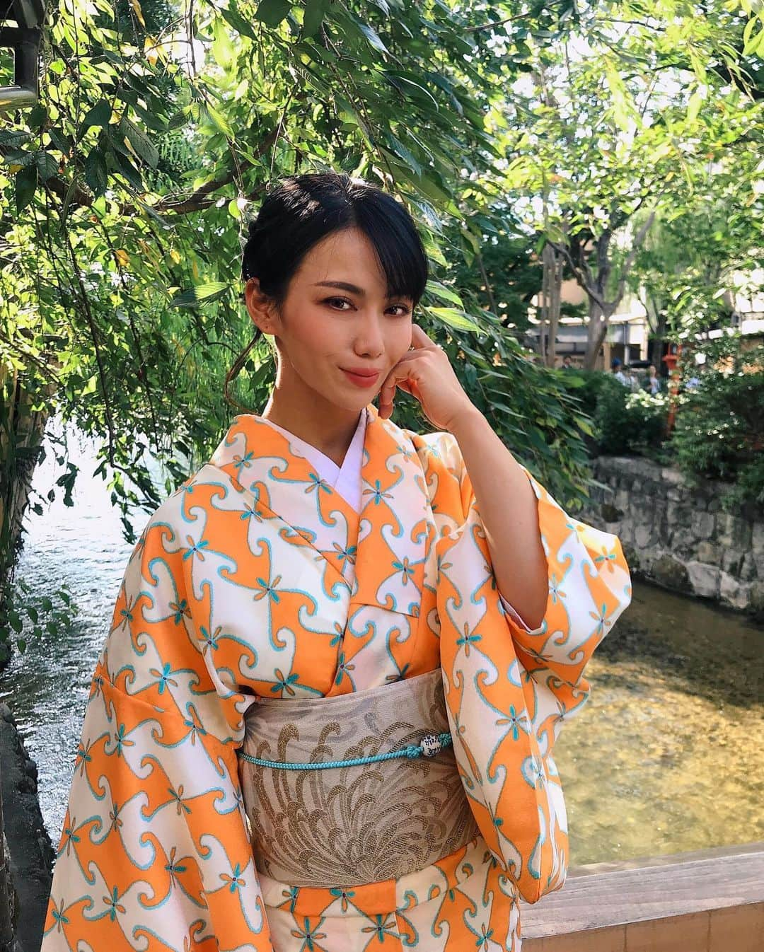 倉地美晴さんのインスタグラム写真 - (倉地美晴Instagram)「・ 3日前に妹に突然誘われた弾丸京都旅行⛩🍁  今回は言い出しっぺに丸投げしたので、 新幹線のチケットとるのも、 着物を借りるお店を予約するのも、 行く場所もご飯を食べる所も全部決めてくれたよ！  「なんでもいい」って言われるの苦手だから、 しっかり決めてくれて嬉しいし頼もしい🔥  着物は @yumeyakata_kimono でレンタルしたよ👘 日焼け肌に合わせてオレンジにしたけどどうかな？？  久しぶりに着物が着れて嬉しかったな❤️  #着物コーディネート #京都グルメ #京都カフェ #yasakashrine #八坂神社 #姉妹旅行 #きもの #京都 #健身#健身女孩 #健美 #蜜桃臀 #健美  #健身女子 #健身健美 #健身教練 #健身日记 #lifestyle #motivation #sea #beach #bikini #gym #workout #sun #suntan #beachgirl #asiangirls #travelgirls」9月21日 19時59分 - miharu_kurachi