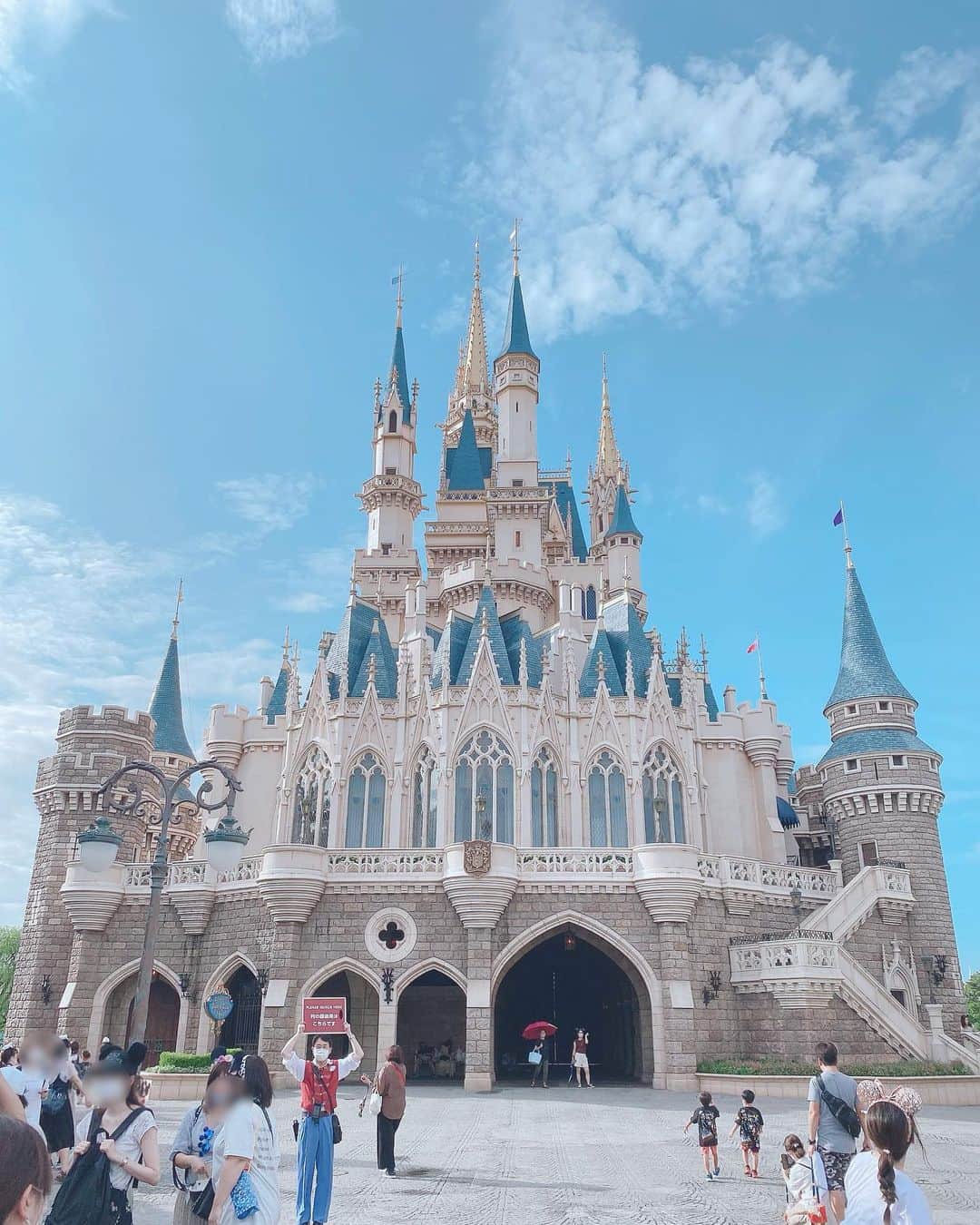 YU-RIのインスタグラム：「ディズニーランド🐭🎡🎠🏰 久しぶりに行ったなあ👧🏻ランド♡ フィルハーマジックが好きです🧚‍♀️  (∩^o^)⊃━☆ﾟ.مساء الخيرمساء الخير」