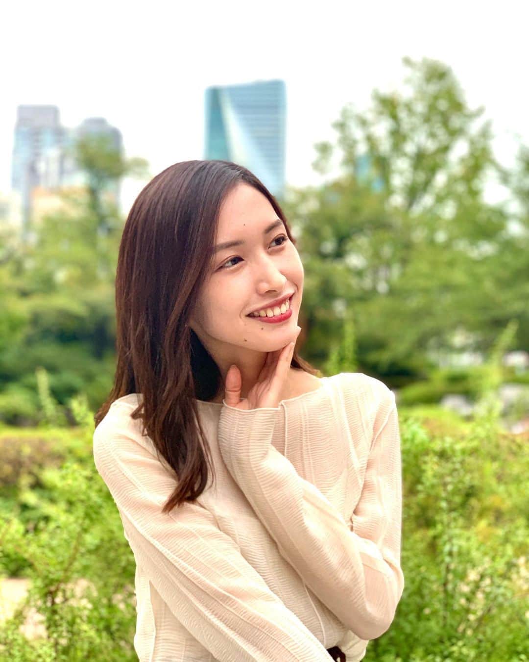 糸川菜央のインスタグラム：「この時期の服装が1番迷う〜😂 半袖着ていいのか…長袖なのか…  左手がナゾ  #ミス学習院コンテスト2020 #ミス学習院 #学習院大学 #ミスコン #大学ミスコン #2020 #ポートレート #撮影 #被写体モデル になりたい…🥺」