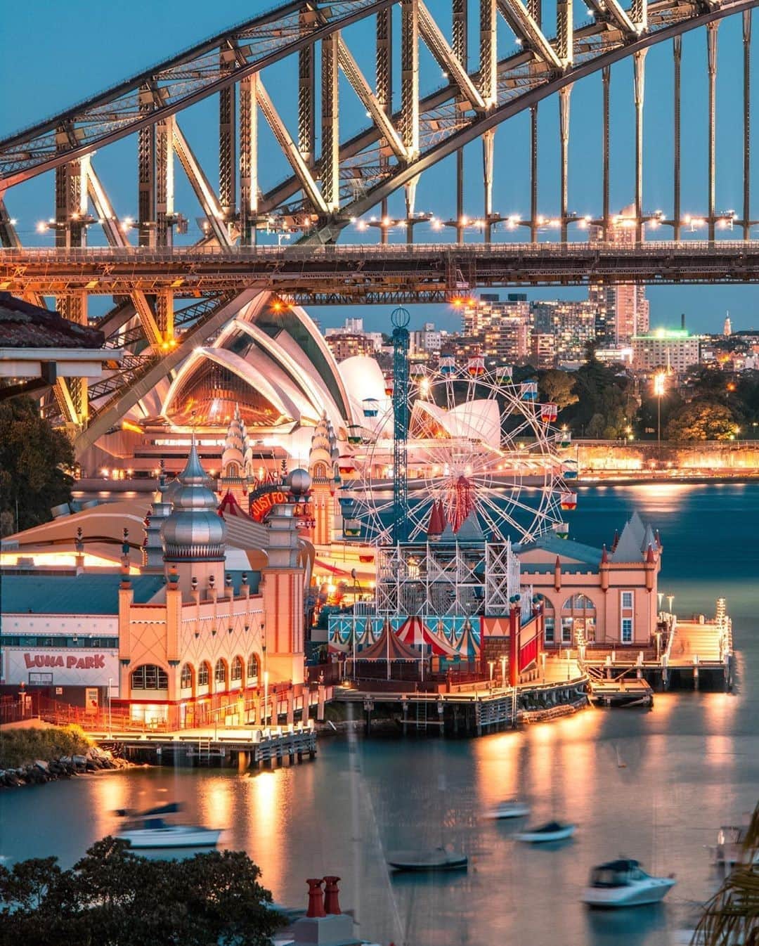 Australiaさんのインスタグラム写真 - (AustraliaInstagram)「@sydney, you’re looking rather radiant this evening ✨@peeramaytha captured this unique perspective of the iconic @visitnsw harbour city from #LavenderBay which not only offers one of the best vantage points to observe the @sydneyoperahouse, the #SydneyHarbourBridge and @lunaparksydney, but is also the perfect spot the spend the afternoon. Hop on a ferry from #CircularQuay, stop to take some snaps of this #Instaworthy view before taking a short stroll to #LunaPark, a historic fun park which has been operating since 1935. Don’t leave without taking a ride on the ferris wheel to take your vantage point (and #Instagram feed) up a level! #seeaustralia #newsouthwales #ilovesydney」9月21日 20時00分 - australia