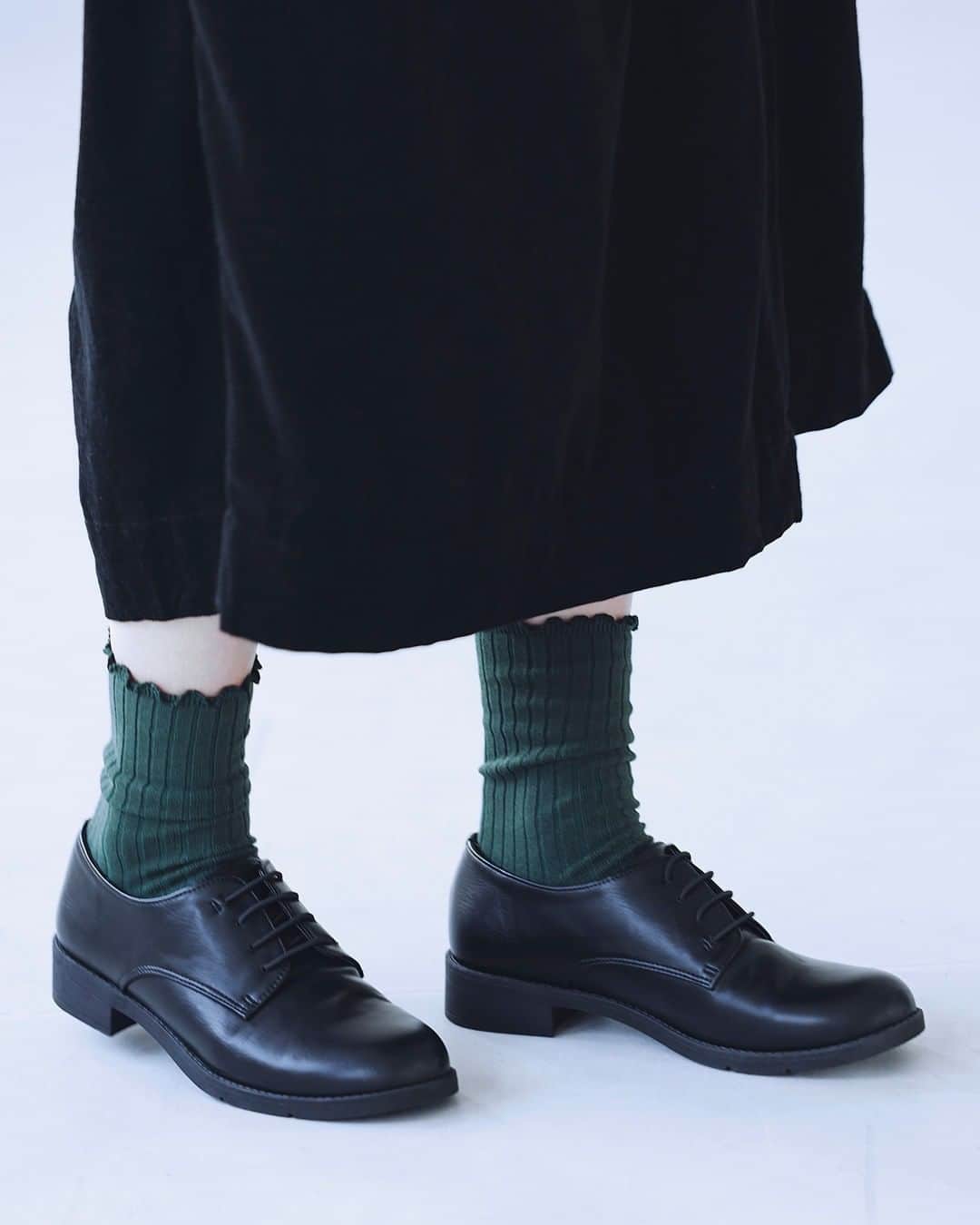 シャンブルオフィシャルさんのインスタグラム写真 - (シャンブルオフィシャルInstagram)「雑誌リンネルとシャンブルが共同開発するブランド、tsukuru&Lin.  kazumiさんとtsukuru&Lin.で靴と靴下を作りました。 機能へのこだわりや製作背景など、考え抜いた自信作です！ 秋冬のおしゃれは足元から考えていきませんか？  大きなフードの裏毛スウエットと巻きスカート風パンツのコーデは、 メロウフリルがやさし気な印象のソックスと黒のレースアップシューズで秋らしさを演出します。  裏毛フーディー（571-3059他）　3,590円+税 ラップパンツ（575-0858他）　2,990円+税 kazumiさんコラボフリルソックス（565-2318他）　590円+税 kazumiさんコラボレースアップシューズ  #シャンブル #chambre #ツクルアンドリン #tsukuruandlin #kazumi #kazumiコラボ #fashion #natural #simple #シンプルコーデ #instafashion #靴下 #ソックス #靴 #シューズ #shoes #秋服 #秋物 #秋コーデ #足元倶楽部 #足元 #足元コーデ #足元くら部 #暮らしを楽しむ #お洒落さんと繋がりたい #おしゃれさんと繋がりたい #お出かけコーデ #今日の服 #今日のコーデ #きょコ」9月21日 20時00分 - grchambre