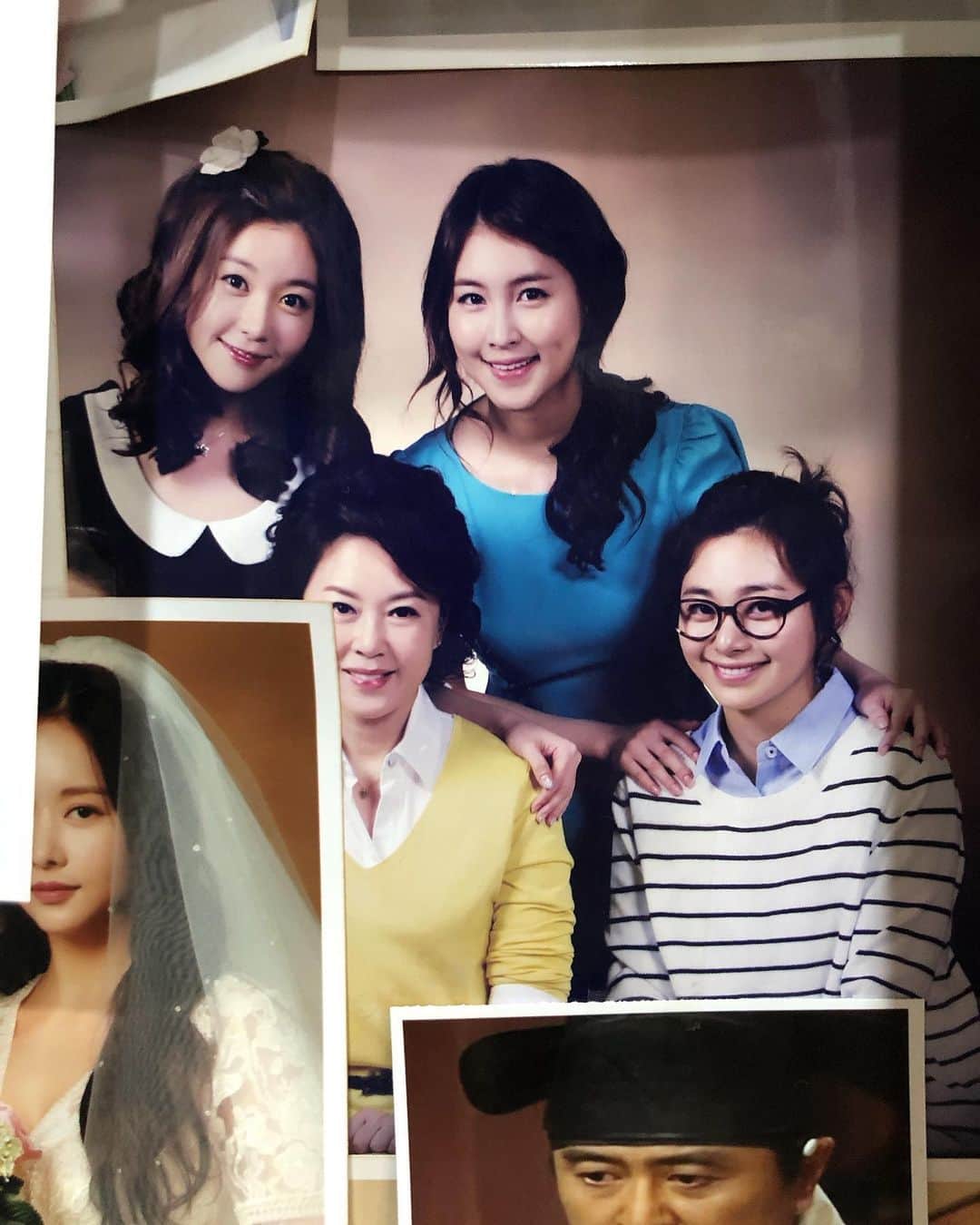 パク・ミンジさんのインスタグラム写真 - (パク・ミンジInstagram)「드라마 소품 사진 찍으러 몇년만에 방문한 여의도 #쌍마스튜디오  기억이나 해주시려나 했는데, 저 수많은 사진 속에서 내 사진을 콕콕 찝어주시는 대단한 기사님! 🤭 15년-8년 전의 볼살 빠방한 나, 오랜만이야ㅋㅋㅋ 오늘 사진도 잘 찍어주셔서 감사합니다, 이제 10대 20대 옆에 제 30대 사진도 붙여주세요😙」9月21日 20時01分 - kannamingoo