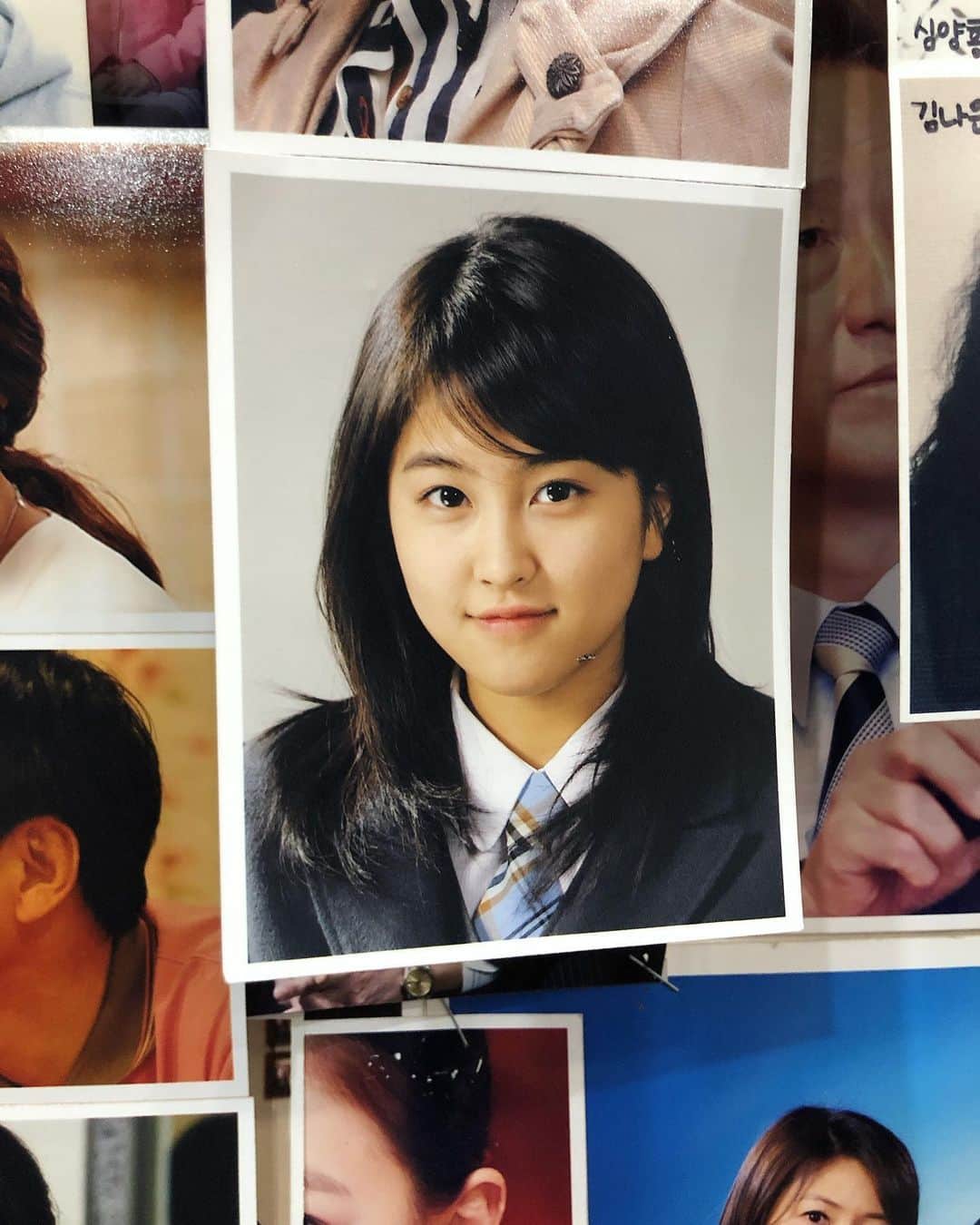のインスタグラム：「드라마 소품 사진 찍으러 몇년만에 방문한 여의도 #쌍마스튜디오  기억이나 해주시려나 했는데, 저 수많은 사진 속에서 내 사진을 콕콕 찝어주시는 대단한 기사님! 🤭 15년-8년 전의 볼살 빠방한 나, 오랜만이야ㅋㅋㅋ 오늘 사진도 잘 찍어주셔서 감사합니다, 이제 10대 20대 옆에 제 30대 사진도 붙여주세요😙」