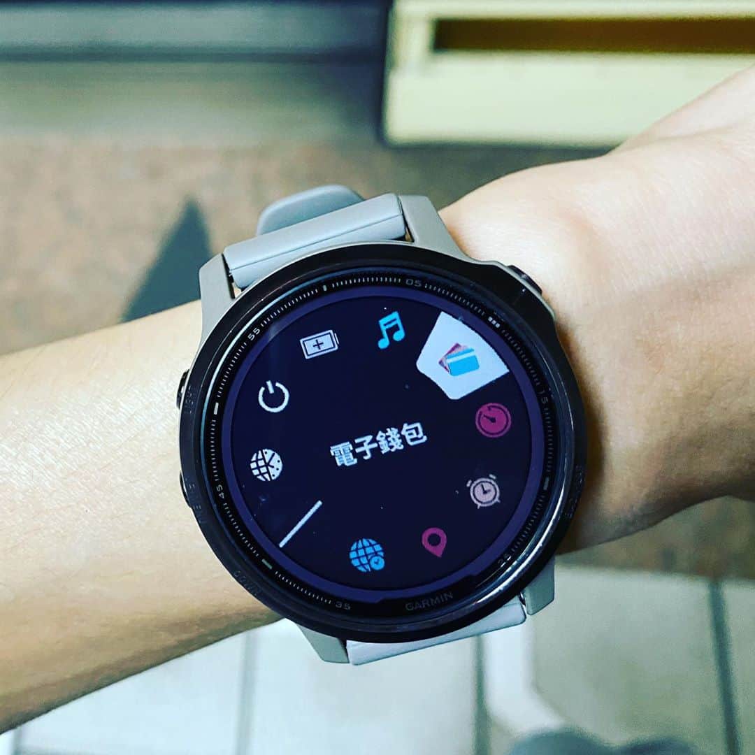 ホン・イン・リーのインスタグラム：「再次把卡片不知道遺忘在某處.. 想起手上#GARMIN 錶的電子錢包功能，加值後馬上就可以使用~ 平時用來監測心率、脈搏血氧、高度計、氣壓計、導航等多功能合一，常常都會需要它，比較不會忘記吧😅 #garminsport #garmintw #fenix6s」