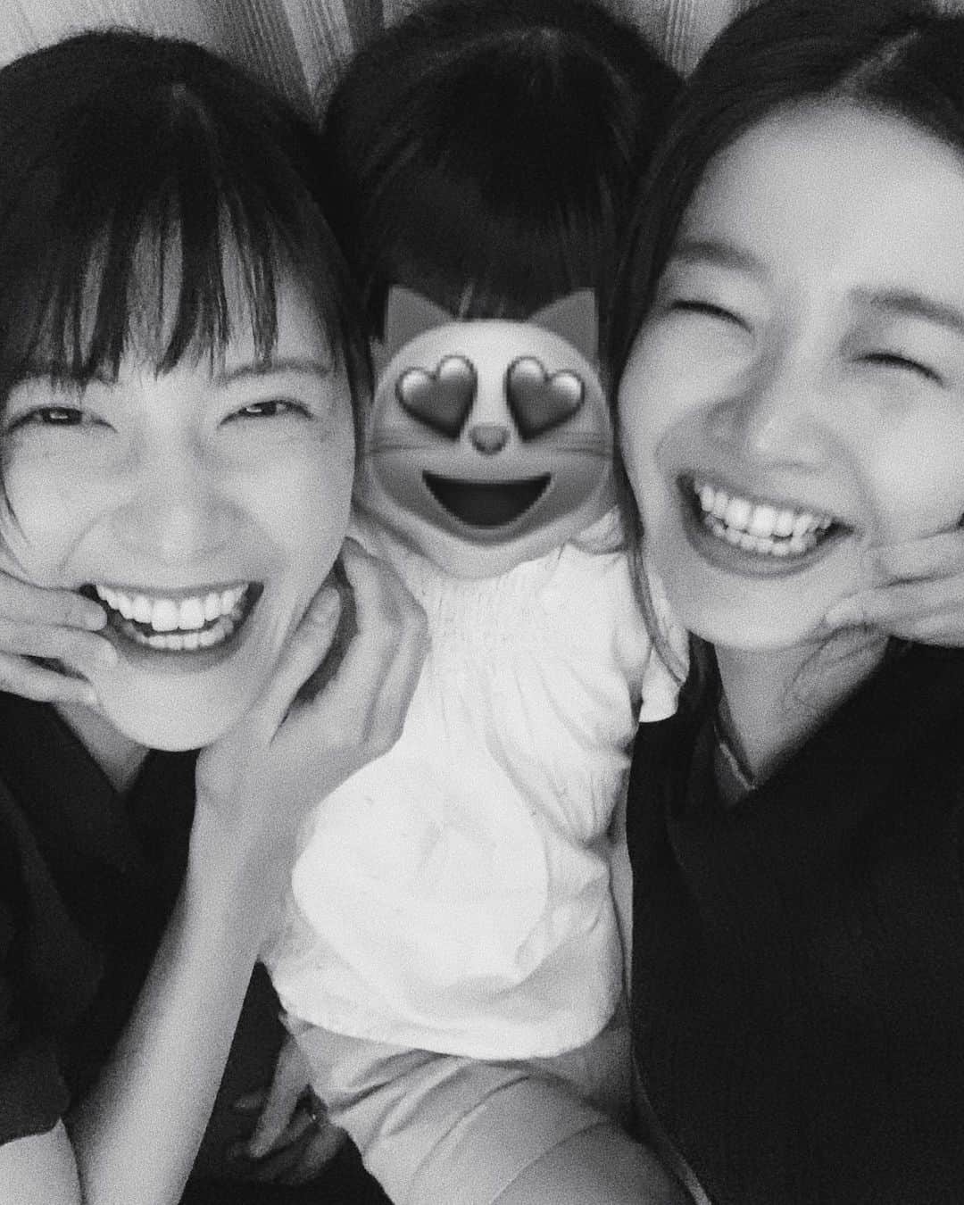 猪鼻ちひろのインスタグラム：「🎂😽💘 お誕生日おめでとう♡ 同い年のわたしたちは毎年 やっぱり健康第一だよねぇ、と言い合っちゃう。笑 ありさの笑顔は世界中を幸せにするし、 天使ちゃんがくっつけてくるの可愛すぎるよねぇ。 最初はツーショット撮ってたら 「ママも来て！」ってなってこうなった🤣 ドイツも仙台も… 全部どこでもドアで行けたらいいのになー！ #Imissyou 🥺 #お誕生日おめでとう #早く会いたい #が合言葉のようになっています  #二回目は甥っ子も一緒に！ #可愛いすぎる」