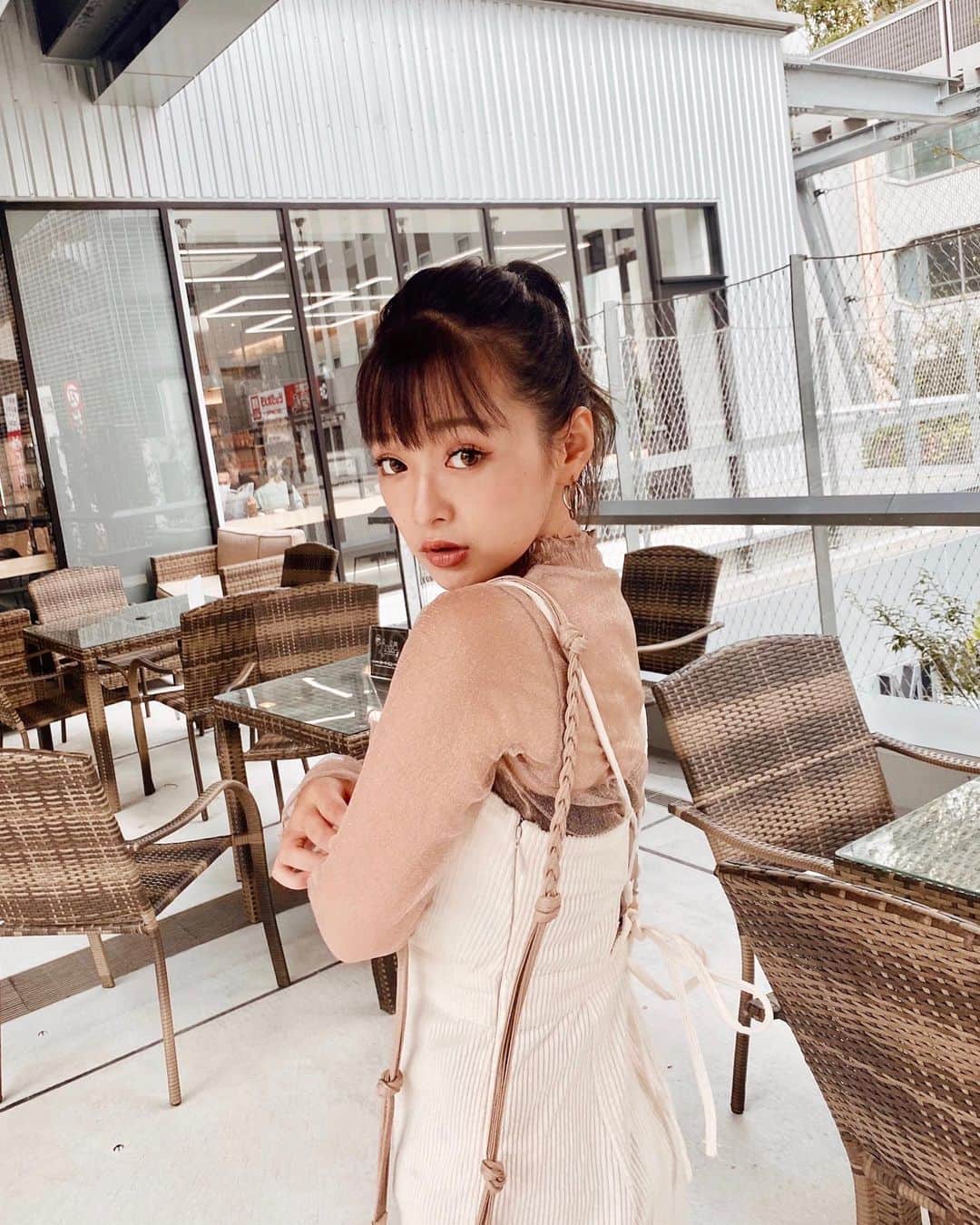 村崎英絵のインスタグラム：「バックスタイルが可愛いー💗💗コーデュロイのオールインワンをキラキラシアートップスで合わせてみたよ🐰💕 ㅤㅤㅤㅤㅤ ハイネックだから今日はポニーテール👱🏻‍♀️💕 ㅤㅤㅤㅤㅤ ㅤㅤㅤㅤㅤ ㅤㅤㅤㅤㅤ ㅤㅤㅤㅤㅤ tops @cecilmcbee_official  onepiece @deicy_official  ㅤㅤㅤㅤㅤ  ㅤㅤㅤㅤㅤ  #オールインワン #ロンパース #シアートップス #オールインワンコーデ #淡色女子 #淡色コーデ #バックジェニック #バックシャン #レースアップ #ワントーンコーデ #黒髪  #wear #秋コーデ  #低身長コーデ #低身長ファッション #おちびコーデ #146cmコーデ #村崎英絵 #きょコ  #セシルマクビー」